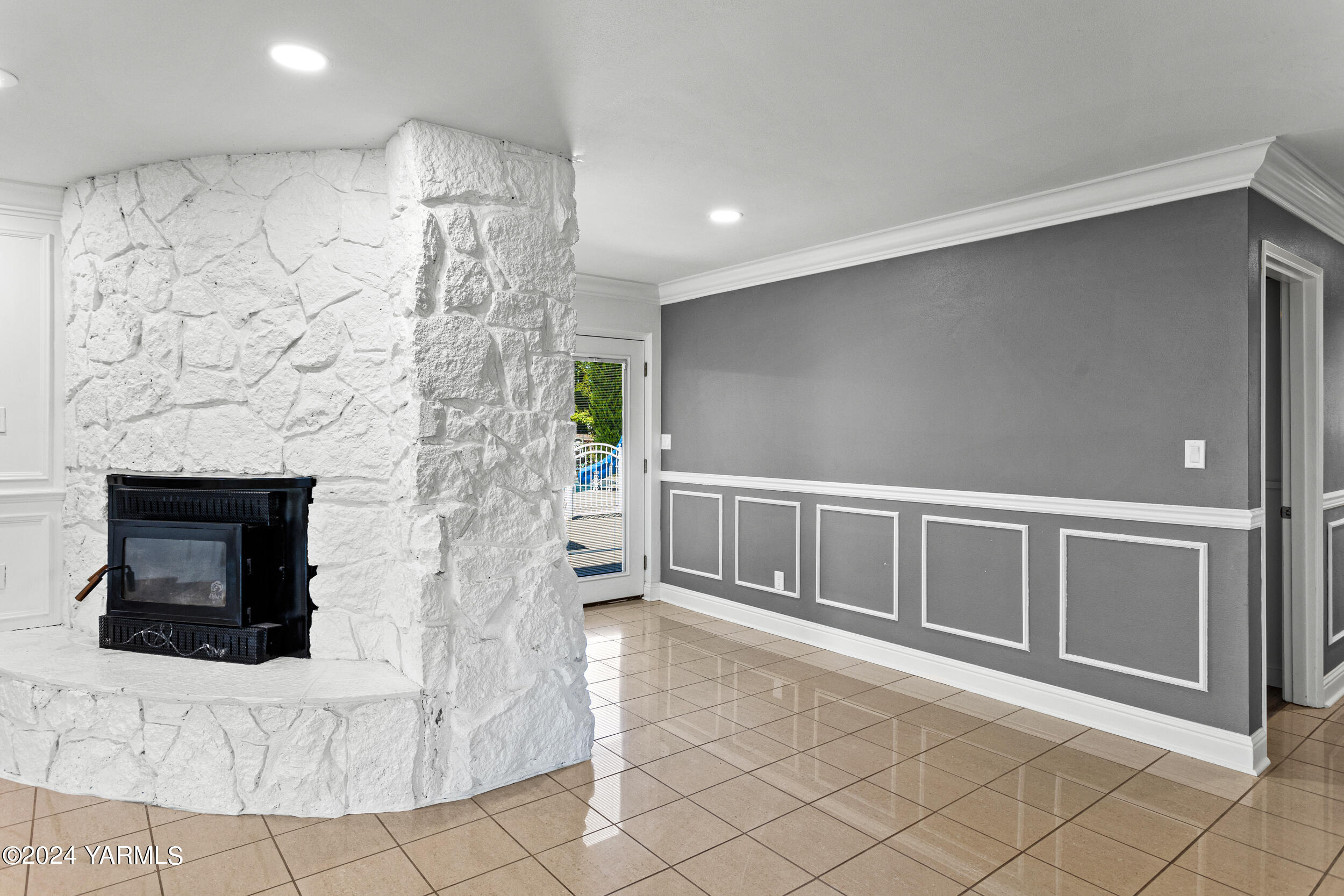 531 McDonald Road Toppenish, WA 98948 - Photo 20 of 78 a living room with a fireplace