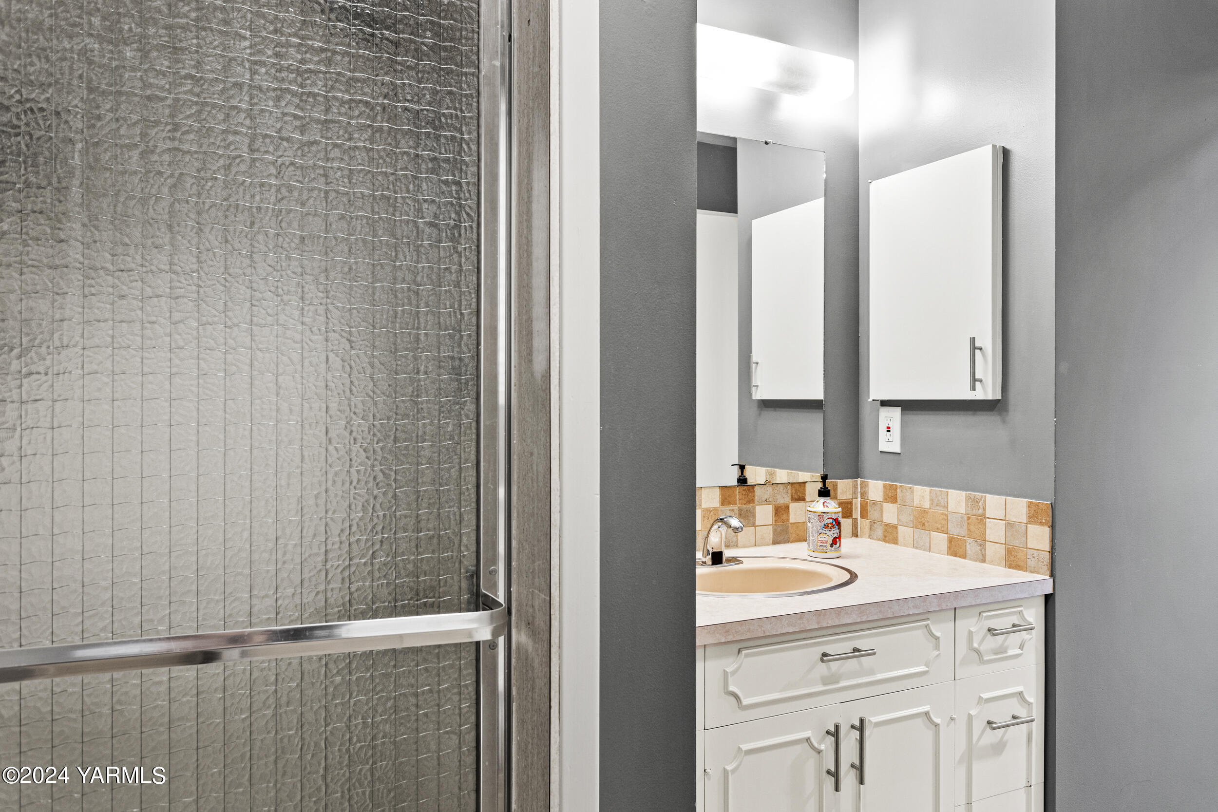 531 McDonald Road Toppenish, WA 98948 - Photo 25 of 78 a bathroom with a sink and a mirror