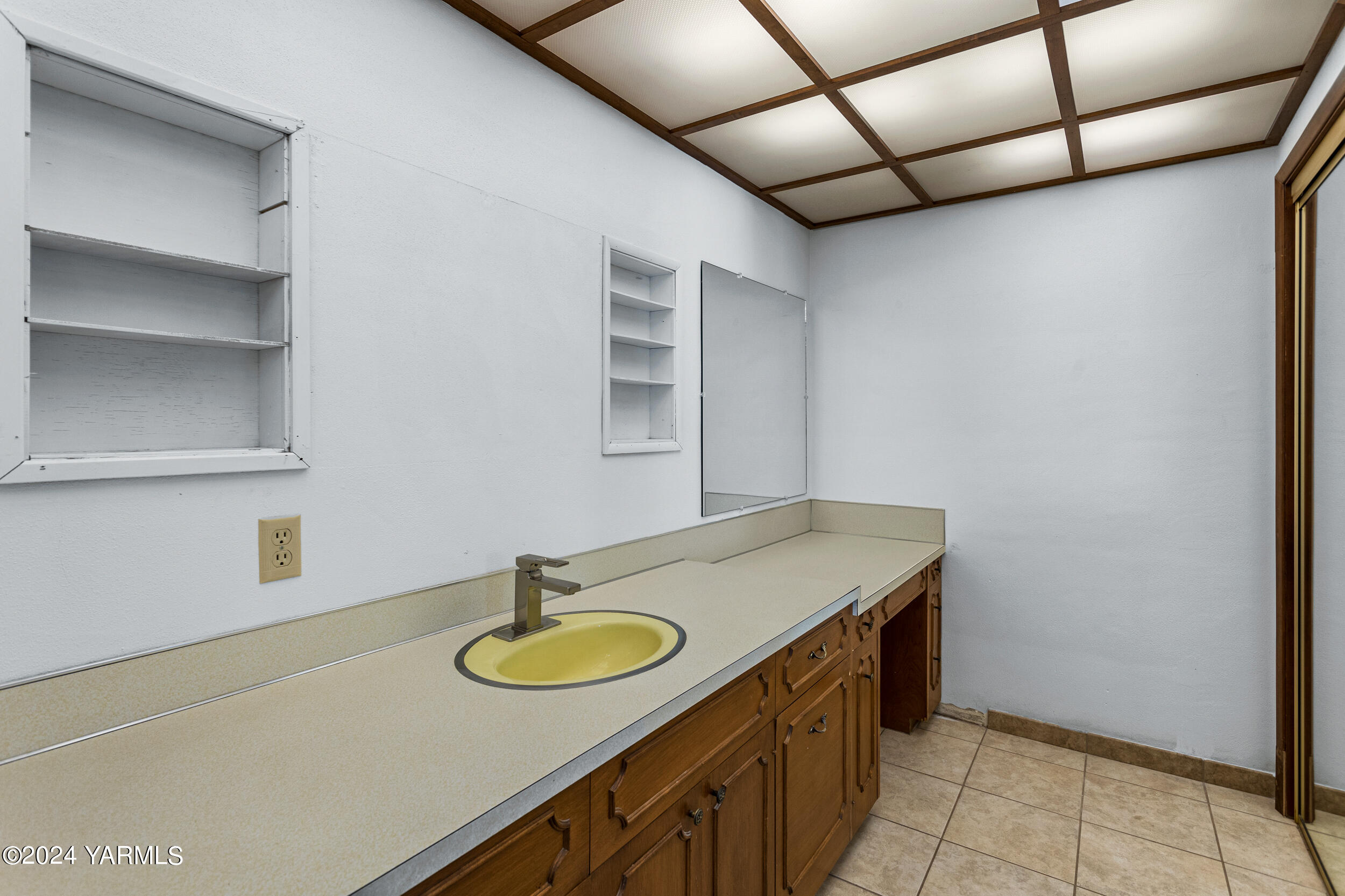 531 McDonald Road Toppenish, WA 98948 - Photo 32 of 78 a bathroom with a granite countertop sink and a mirror