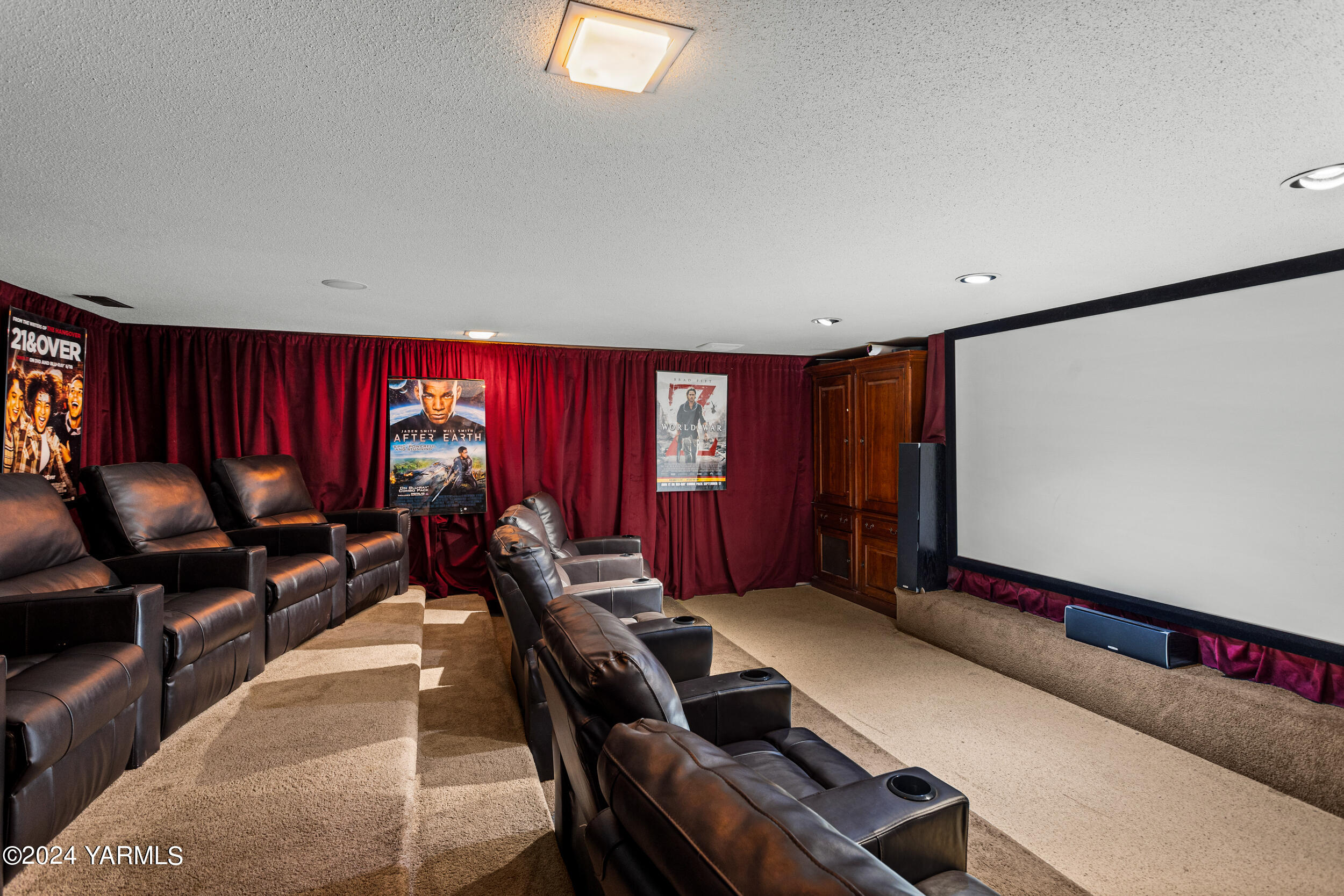 531 McDonald Road Toppenish, WA 98948 - Photo 40 of 78 a living room with furniture and a window
