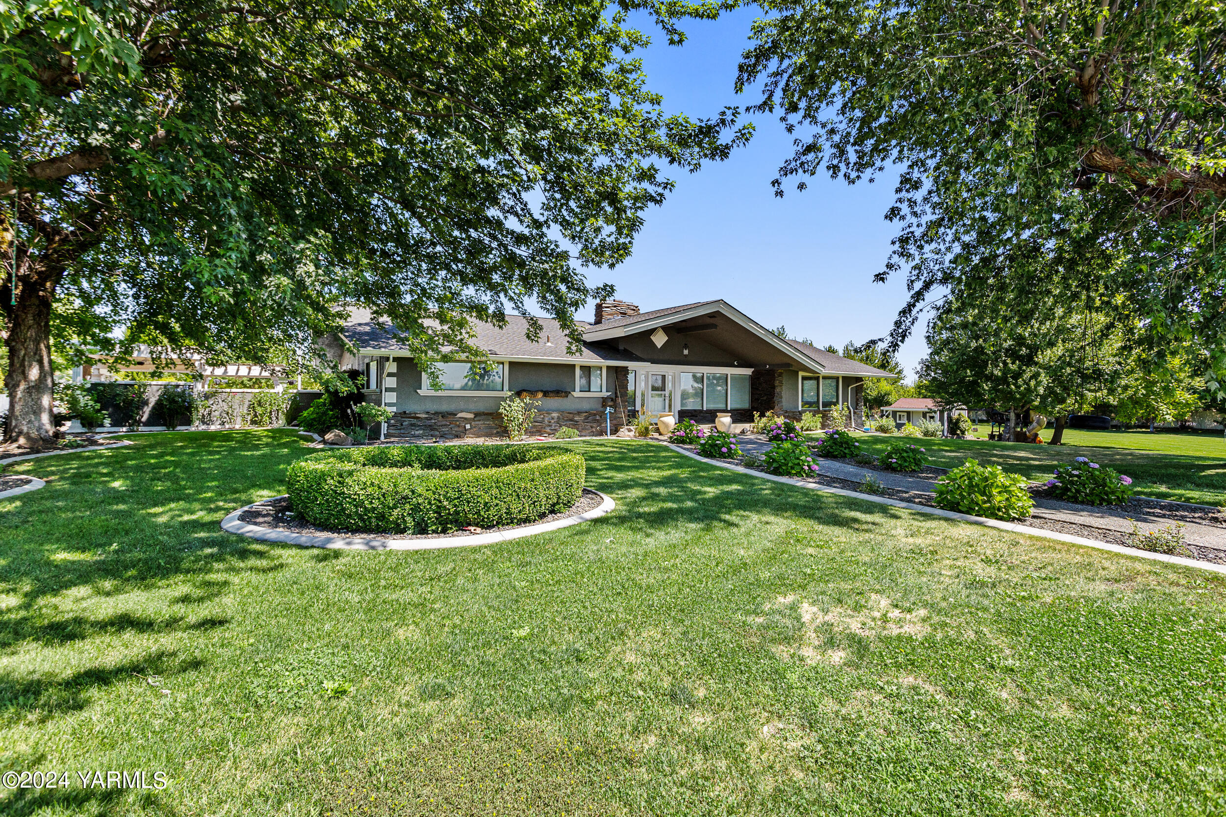 531 McDonald Road Toppenish, WA 98948 - Photo 4 of 78 a front view of a house with a yard