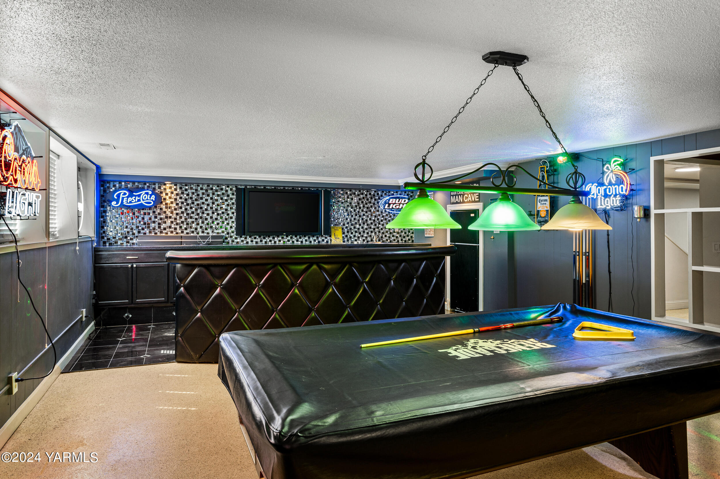 531 McDonald Road Toppenish, WA 98948 - Photo 43 of 78 a view of swimming pool with a table and chairs