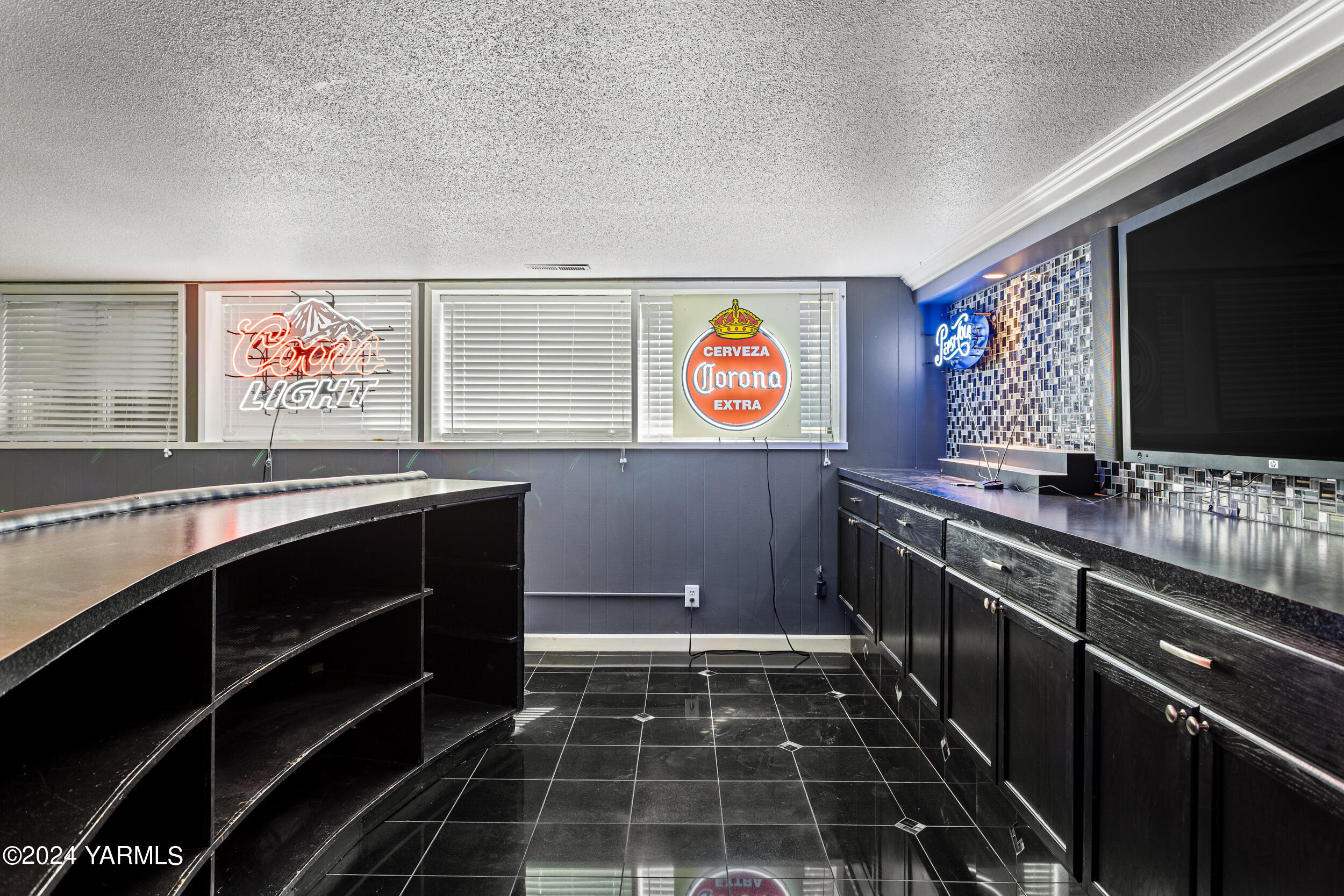 531 McDonald Road Toppenish, WA 98948 - Photo 44 of 78 a bathroom with a sink a vanity and a large mirror
