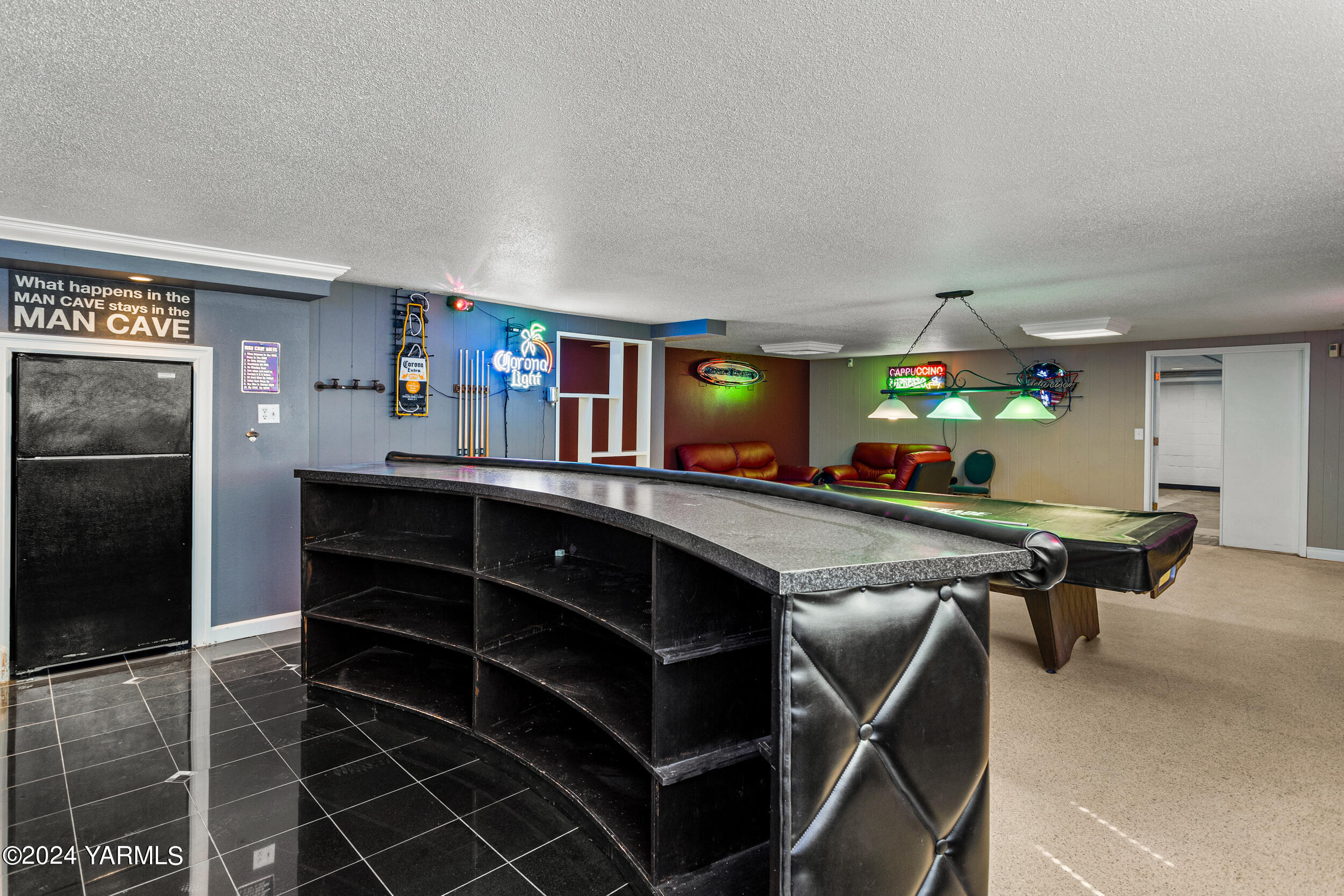 531 McDonald Road Toppenish, WA 98948 - Photo 45 of 78 a room with table chairs and entryway