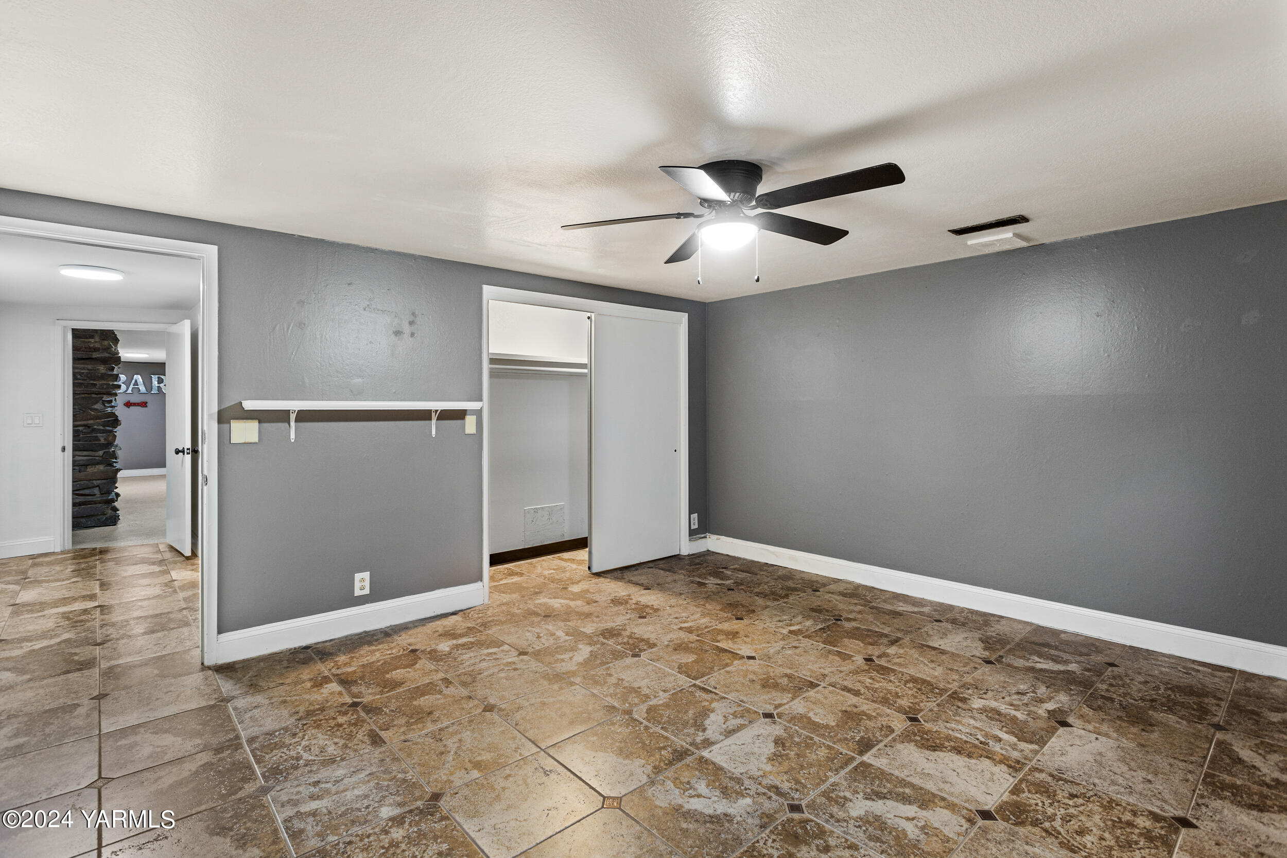 531 McDonald Road Toppenish, WA 98948 - Photo 48 of 78 an empty room with closet and a ceiling fan