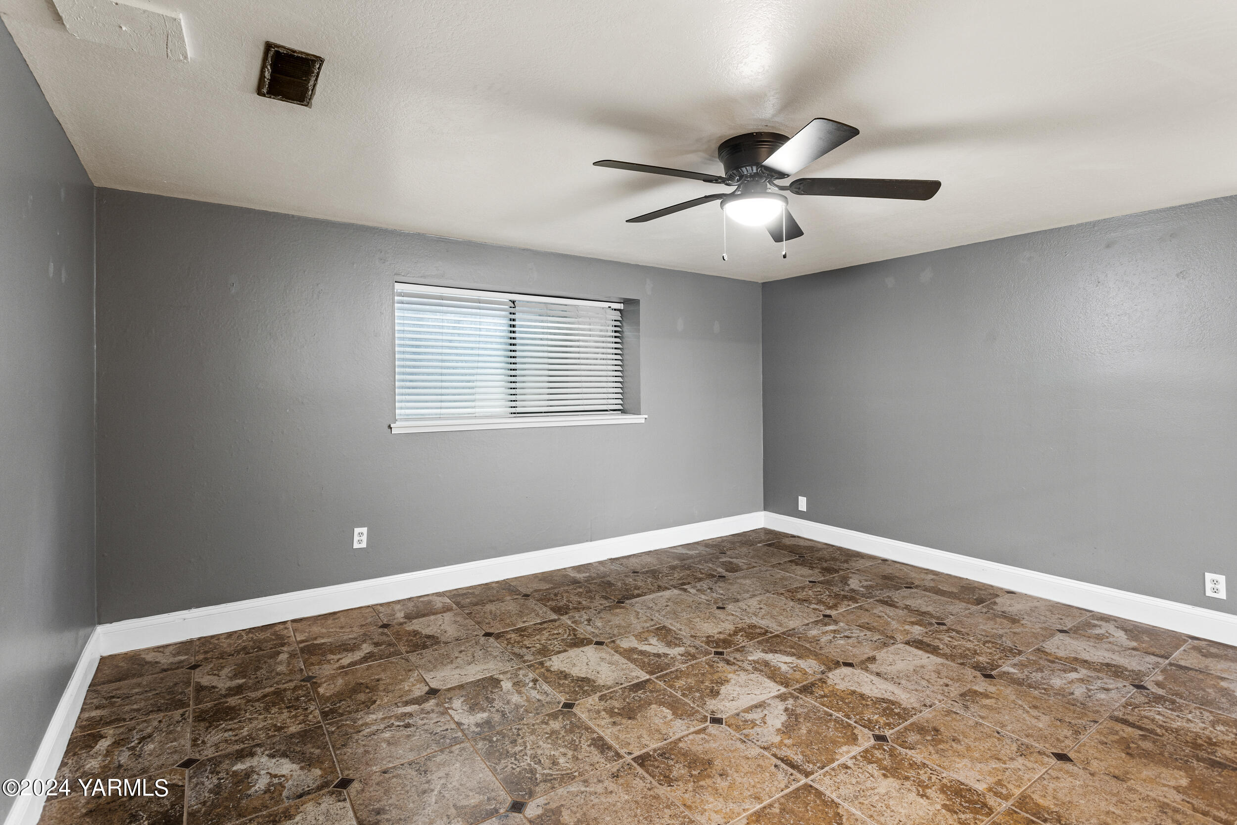531 McDonald Road Toppenish, WA 98948 - Photo 49 of 78 an empty room with windows and ceiling fan
