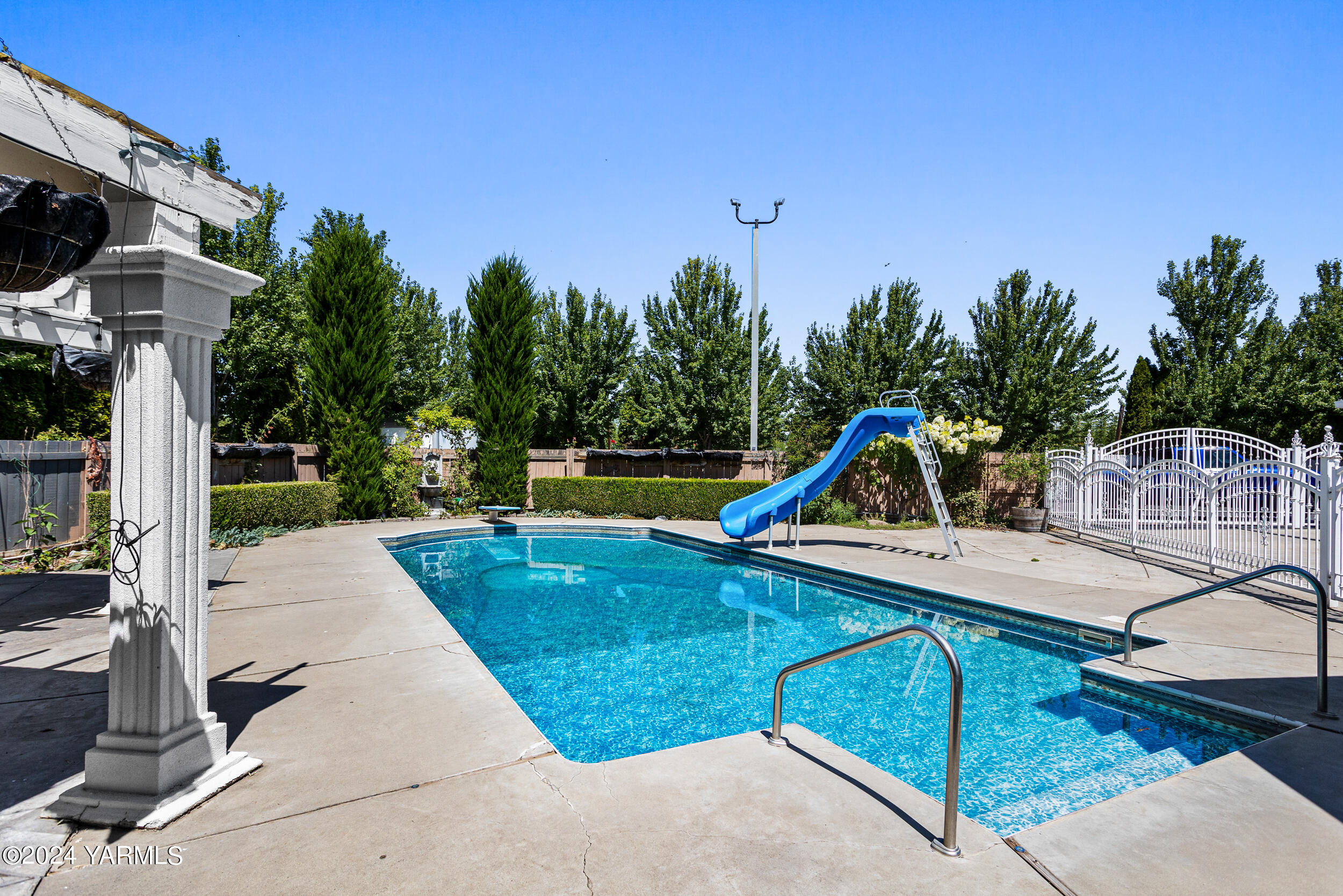 531 McDonald Road Toppenish, WA 98948 - Photo 57 of 78 a view of outdoor space yard deck and lake view
