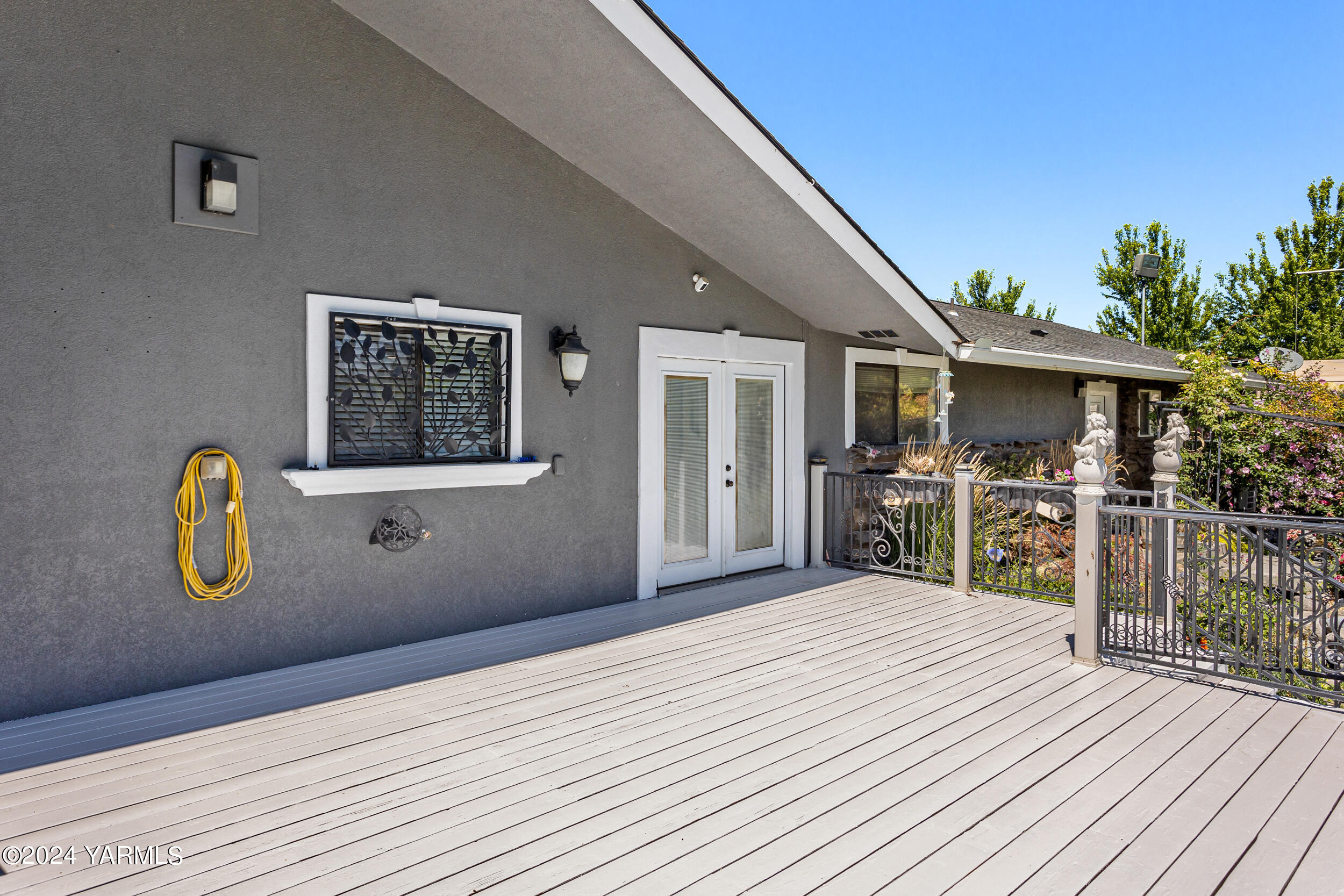 531 McDonald Road Toppenish, WA 98948 - Photo 62 of 78 a view of a house with wooden floor