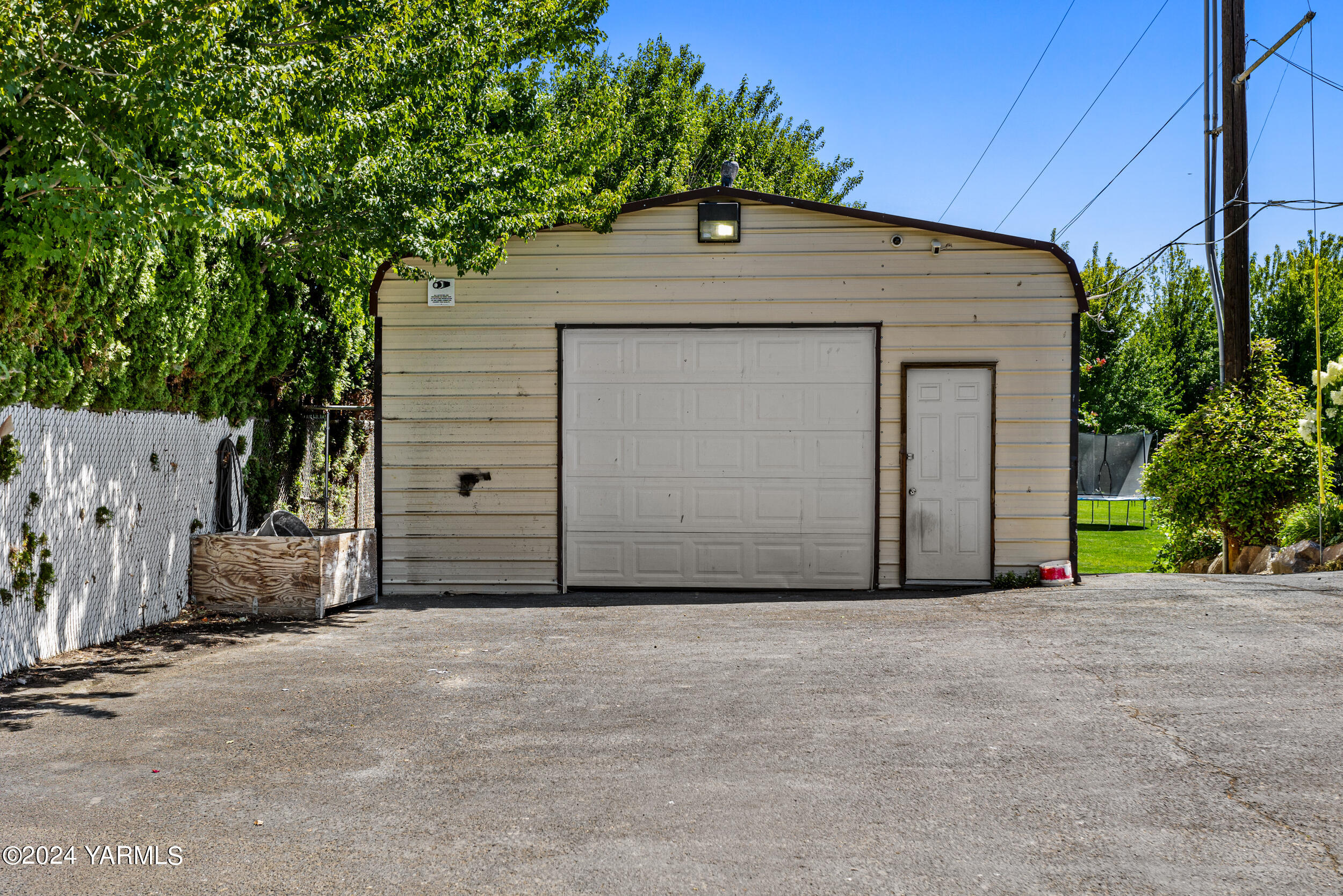 531 McDonald Road Toppenish, WA 98948 - Photo 72 of 78 a front view of a house with a yard