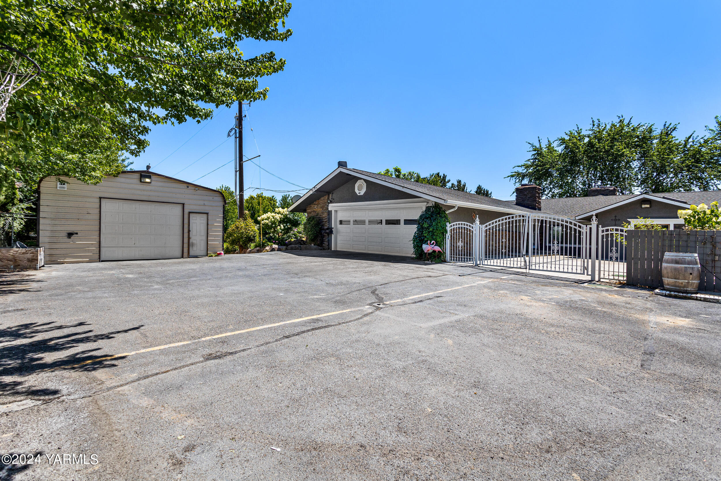 531 McDonald Road Toppenish, WA 98948 - Photo 73 of 78 a front view of a house with a garage