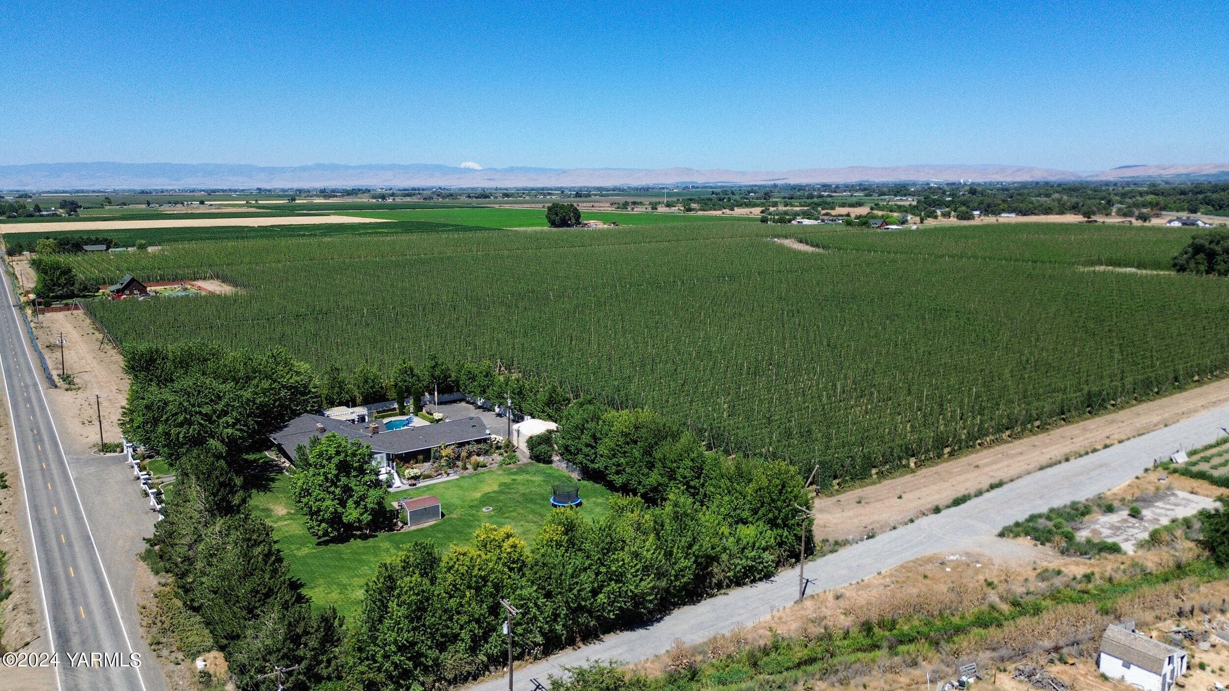 531 McDonald Road Toppenish, WA 98948 - Photo 76 of 78 a view of a city with a lake