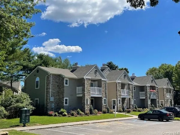 $3,360 | 2101 Saddle Rock Road, Unit 2101, Holbrook, NY 11741