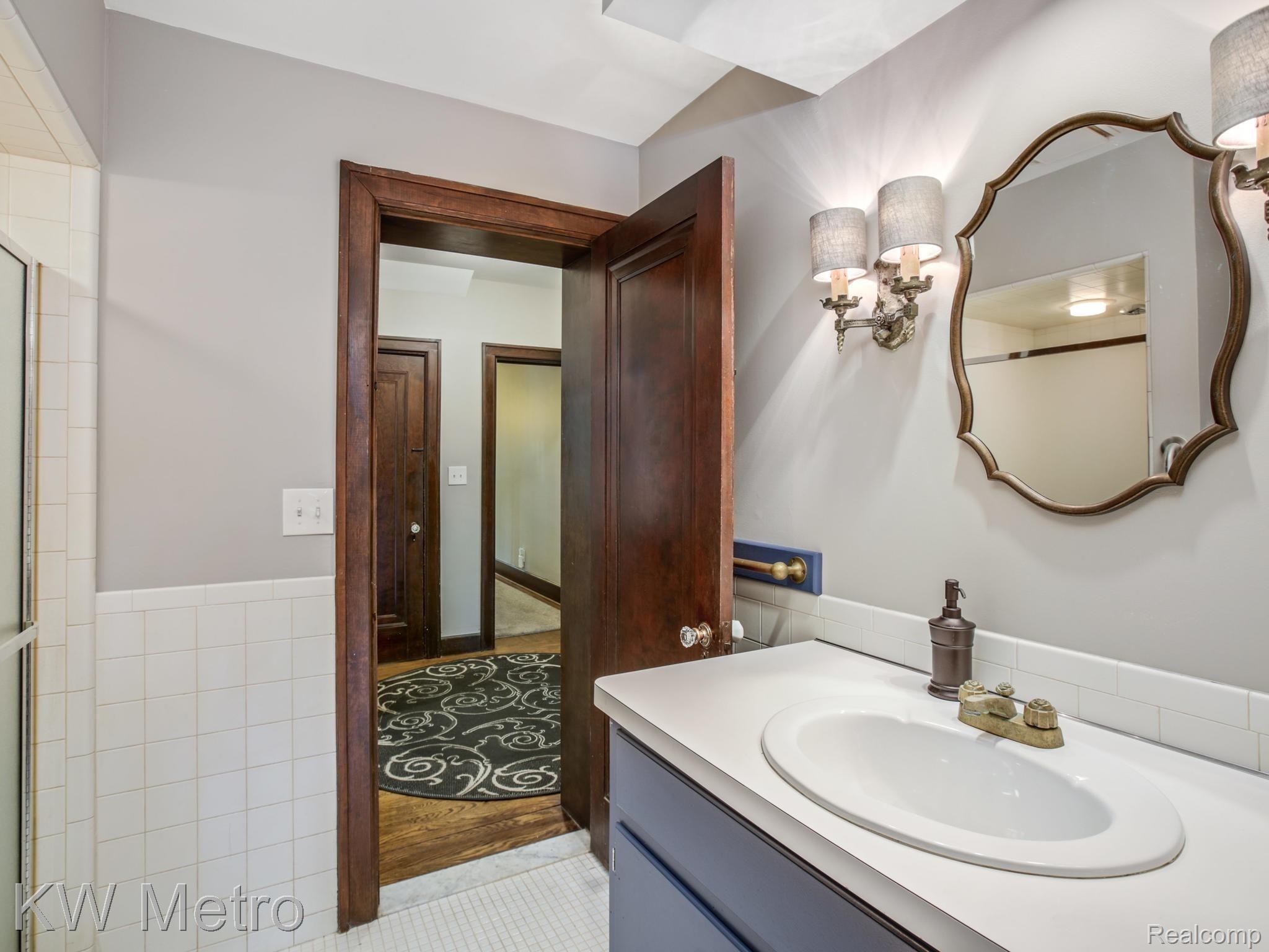 1235 Yorkshire Road Grosse Pointe, MI 48230 - Photo 23 of 51 First Floor Full Bathroom