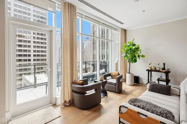 $4,300,000 | 435 North Michigan Avenue, Unit 1112, Chicago, IL 60611