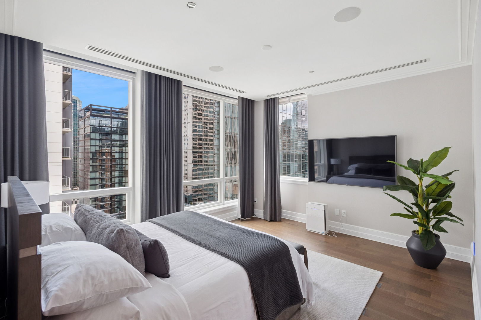 435 North Michigan Avenue, Unit 1112 Chicago, IL 60611 - Photo 26 of 70 a bedroom with a large bed and a television