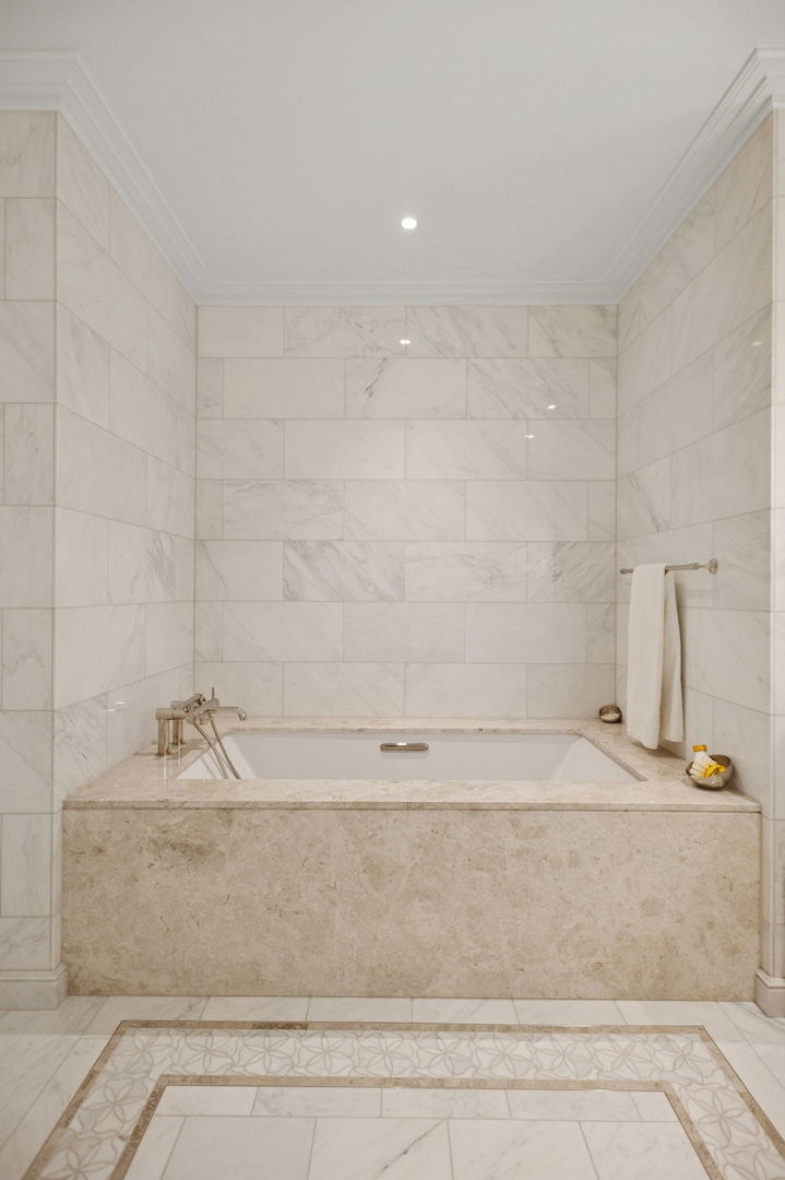 435 North Michigan Avenue, Unit 1112 Chicago, IL 60611 - Photo 31 of 70 a bathroom with a bathtub