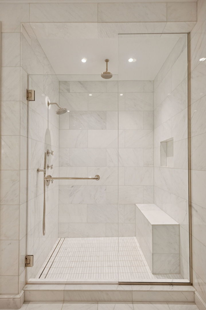 435 North Michigan Avenue, Unit 1112 Chicago, IL 60611 - Photo 32 of 70 a bathroom with a shower
