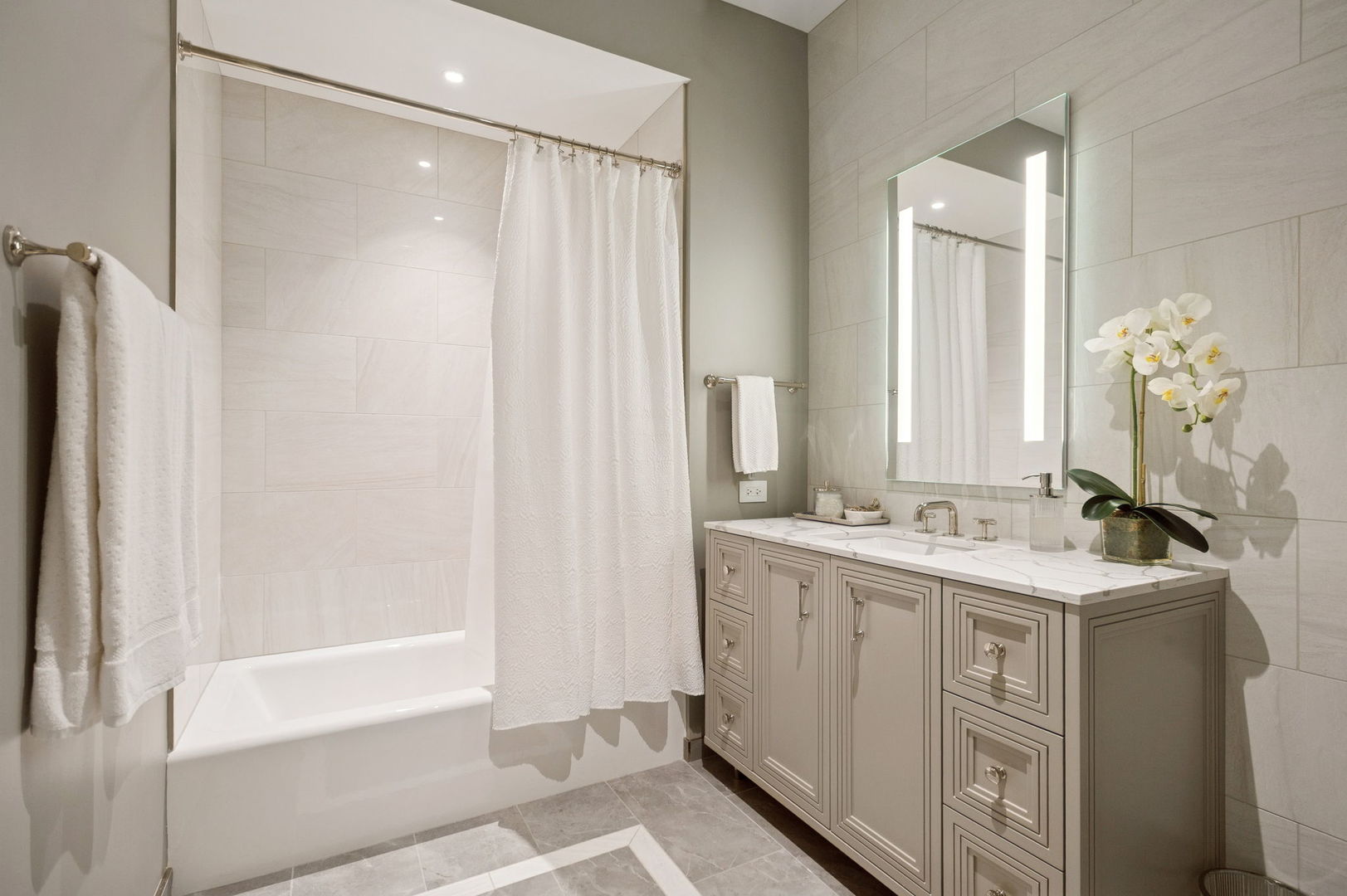 435 North Michigan Avenue, Unit 1112 Chicago, IL 60611 - Photo 44 of 70 a bathroom with a bathtub and a sink