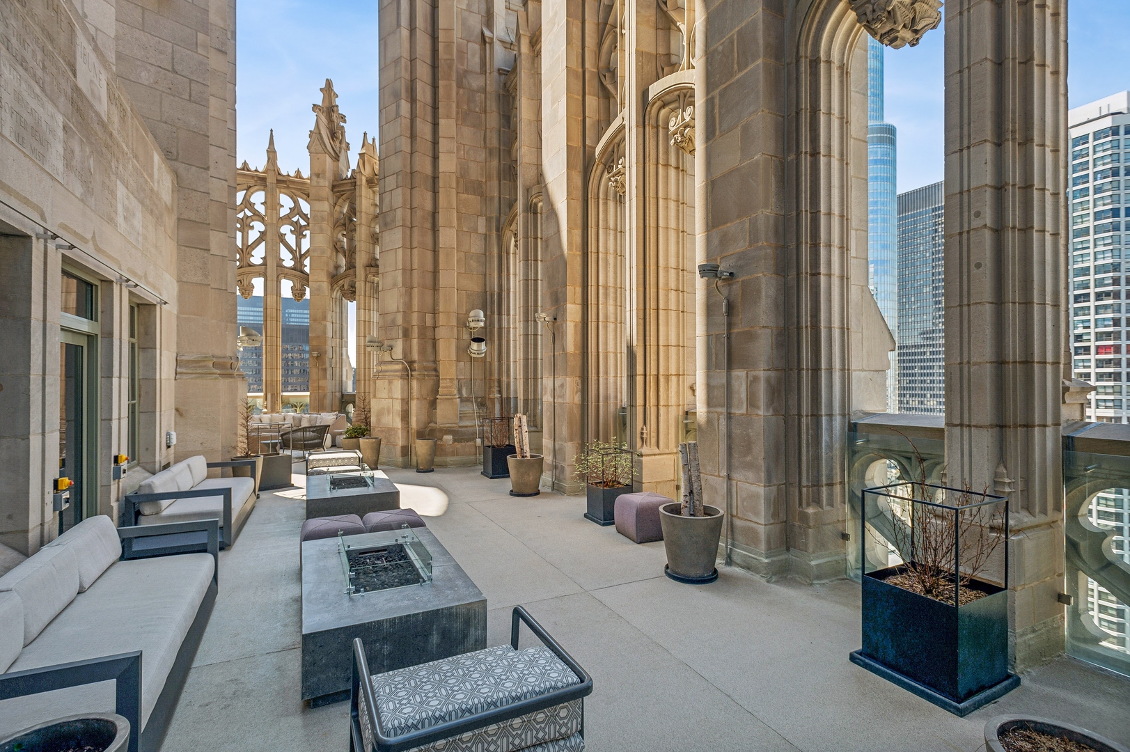 435 North Michigan Avenue, Unit 1112 Chicago, IL 60611 - Photo 51 of 70 a living room with furniture and a large window