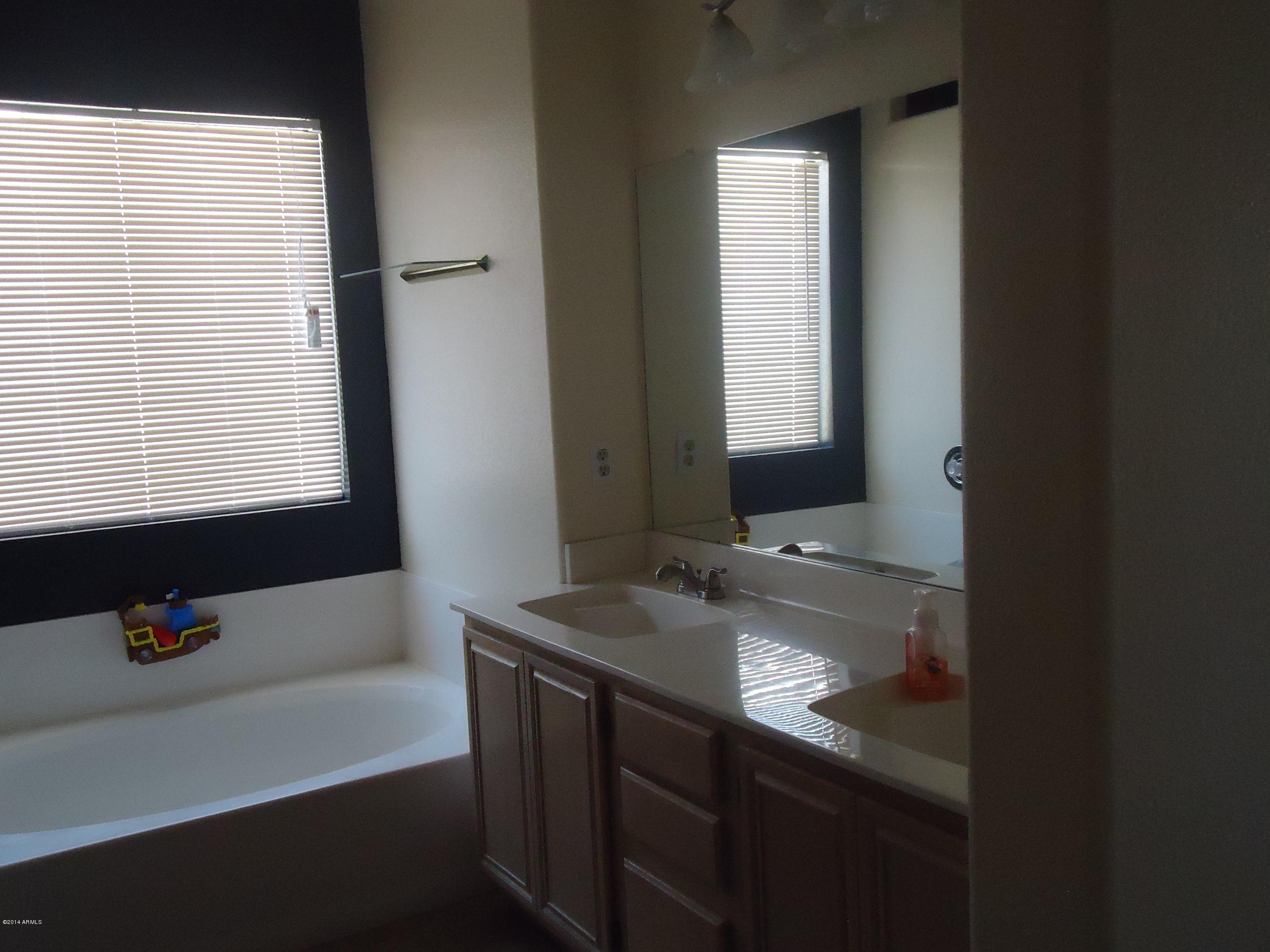 8326 West Bloomfield Road Peoria, AZ 85381 - Photo 11 of 16 MASTER BATH