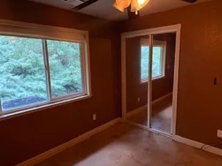 a view of empty room with window