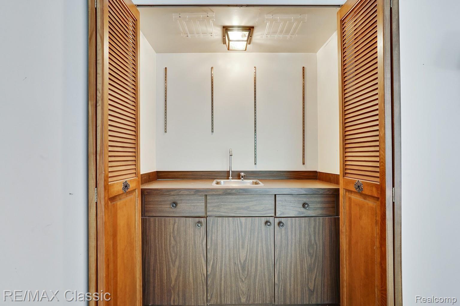 23205 Farmington Road Farmington, MI 48336 - Photo 14 of 34 dsc06869-dsc06871.jpg