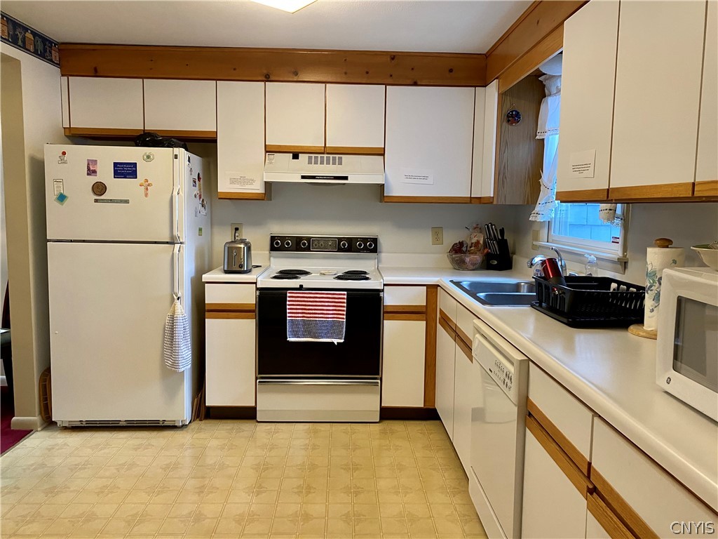 8216 Beehive Circle Clay, NY 13090 - Photo 3 of 31