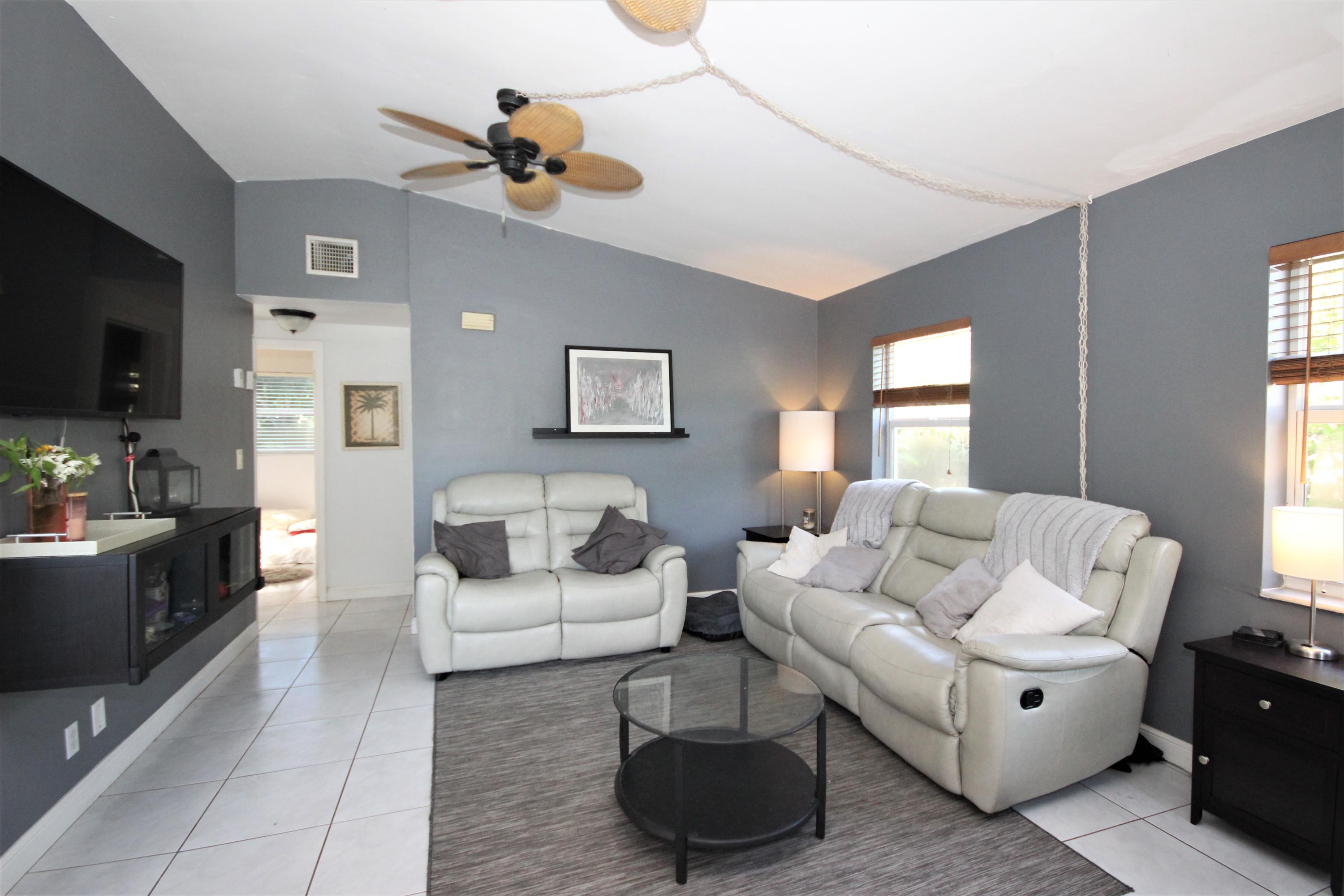 326 Manchester Street Boca Raton, FL 33487 - Photo 4 of 28 LIVING ROOM 326 MANC
