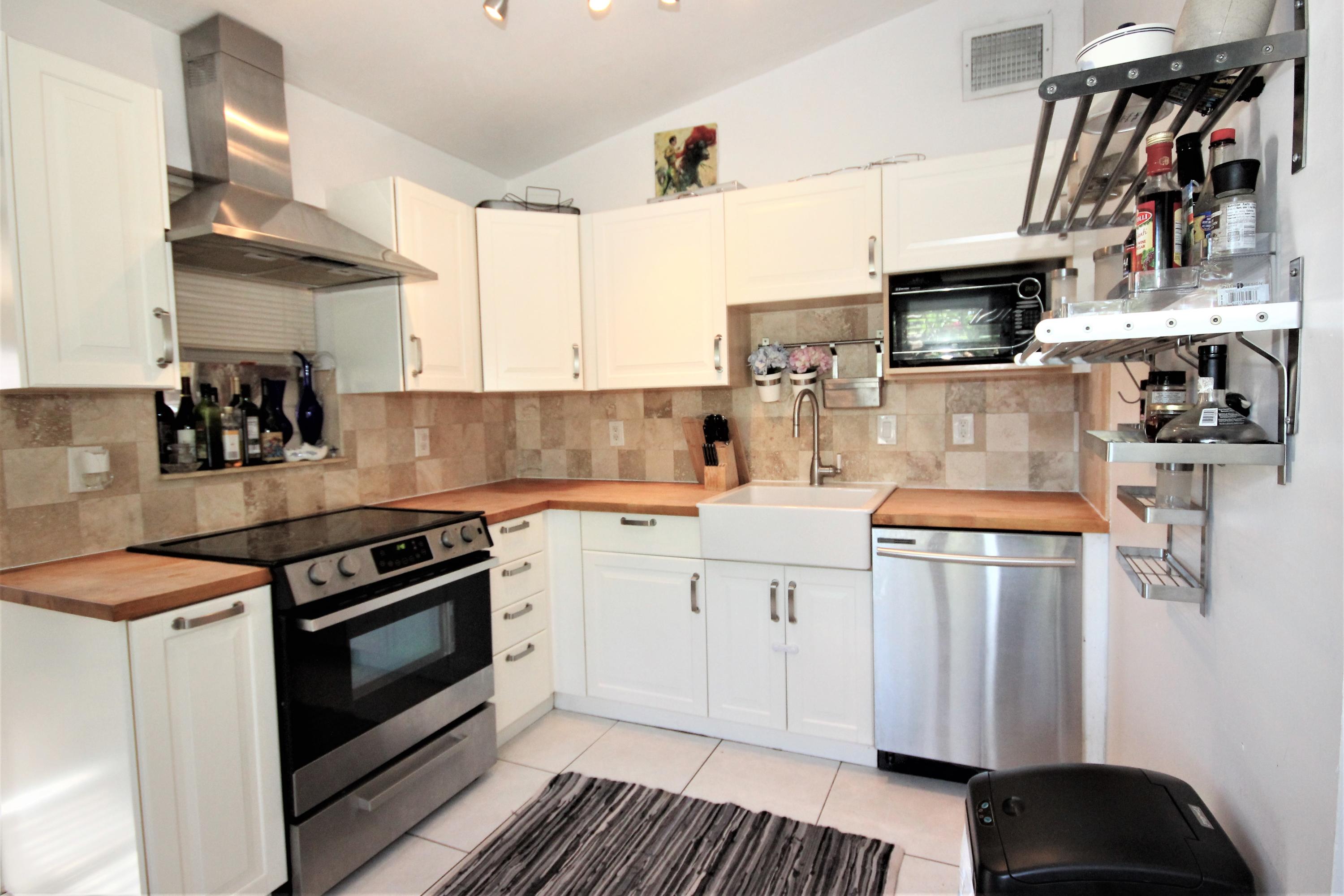 326 Manchester Street Boca Raton, FL 33487 - Photo 7 of 28 KITCHEN 326 MAN