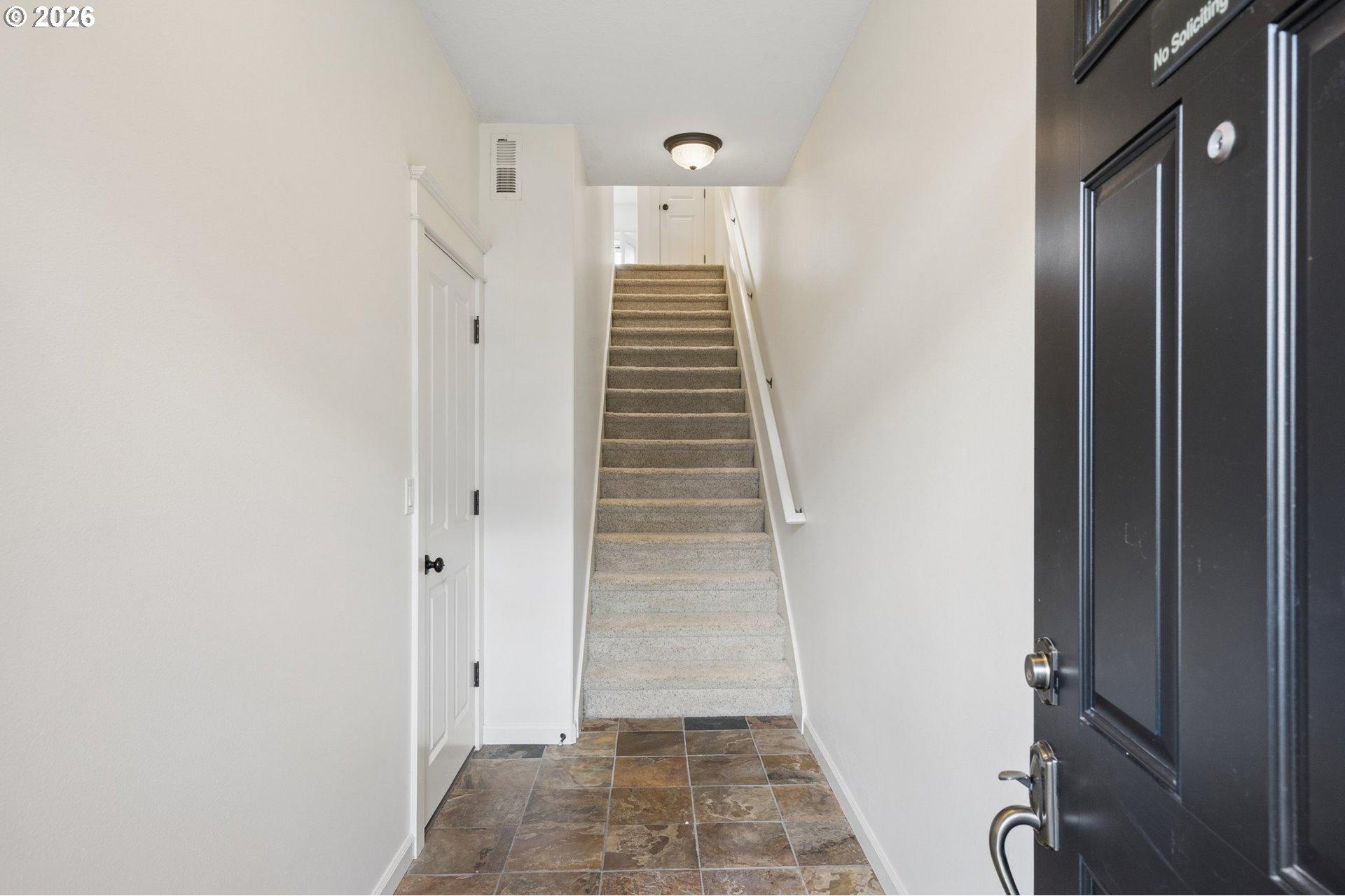 20750 Viewpoint Road West Linn, OR 97068 - Photo 4 of 48 Entrance/Foyer