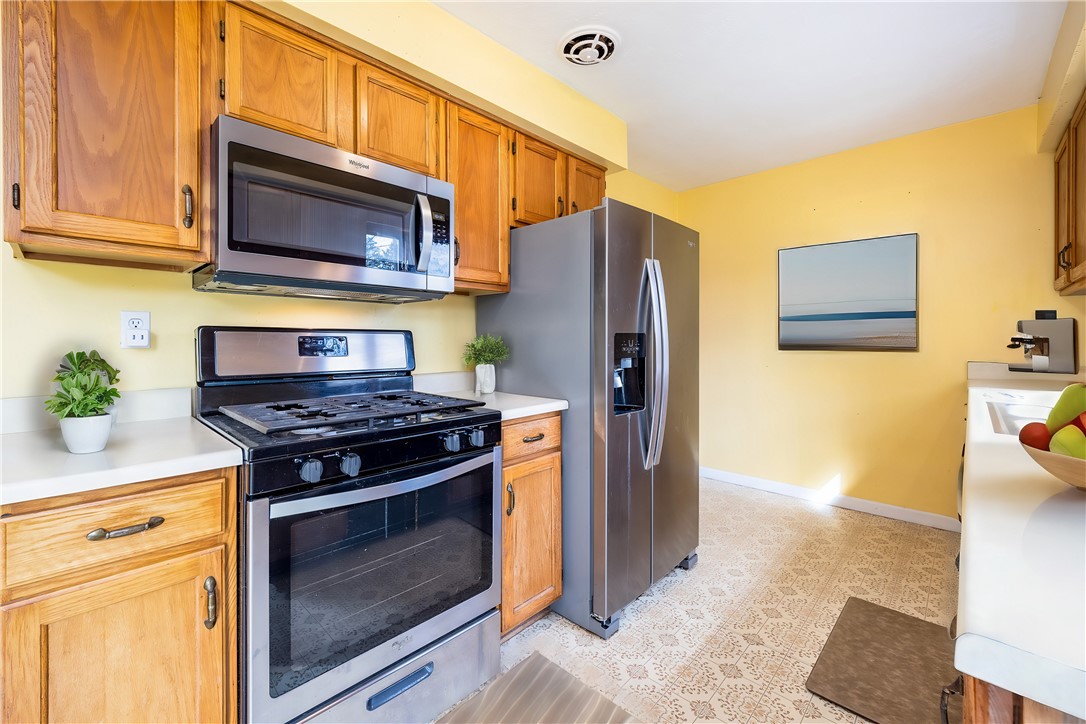 946 Bay Road Webster, NY 14580 - Photo 14 of 43 Virtually staged kitchen