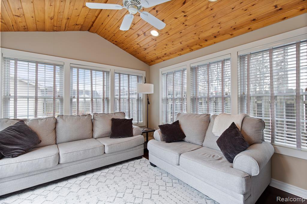 1395 Roslyn Road Grosse Pointe Woods, MI 48236 - Photo 16 of 43