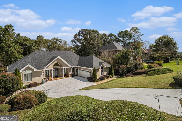 a view of a yard in front of a house