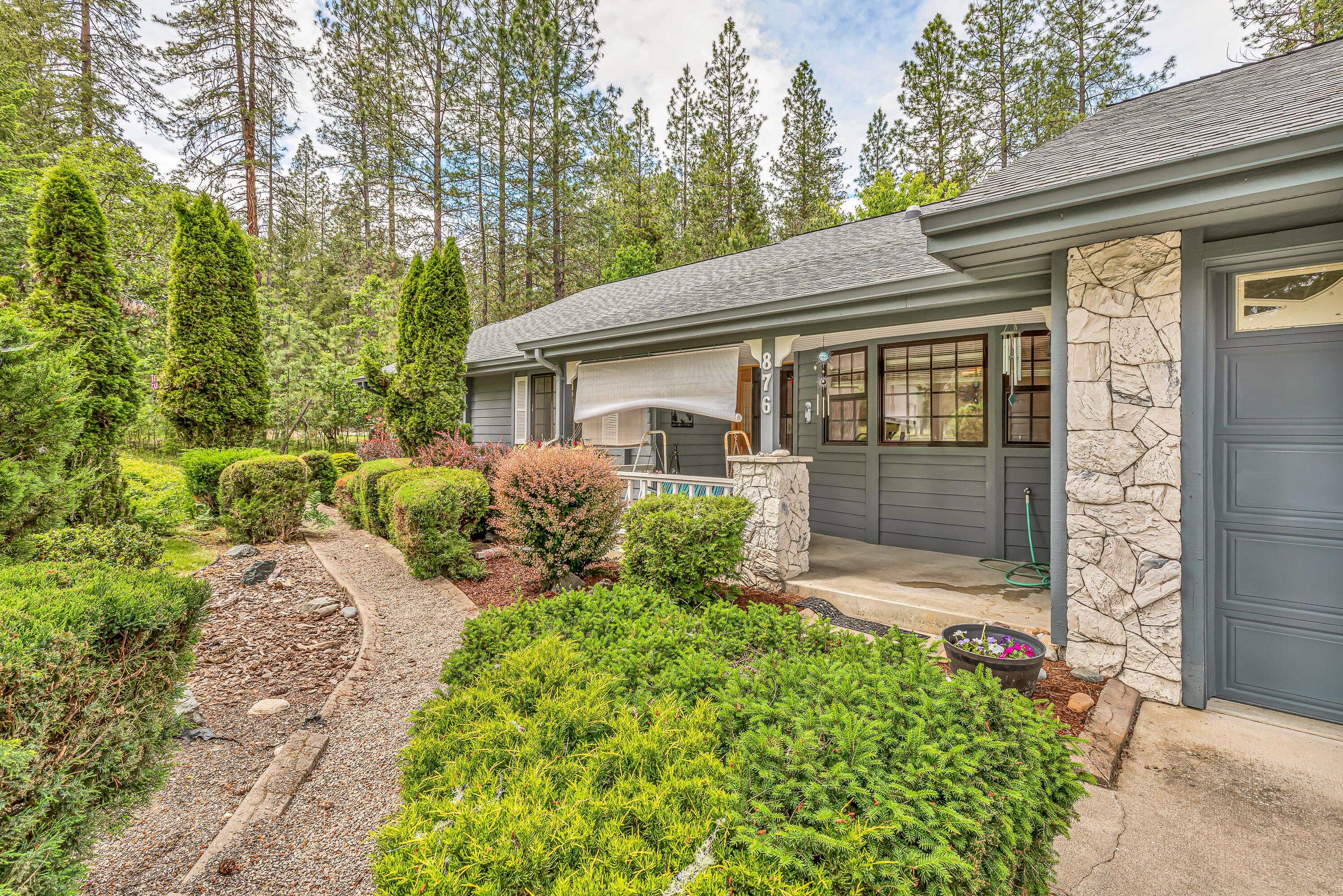 876 Minthorne Road Rogue River, OR 97537 - Photo 2 of 43 9R9A5219