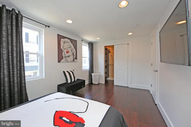 a view of livingroom with furniture