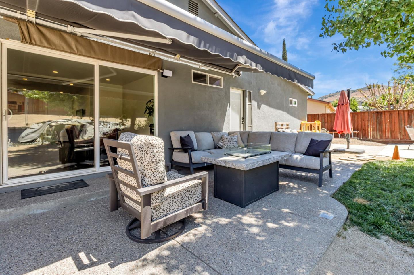321 Vineyard Drive San Jose, CA 95119 - Photo 22 of 29 a living room with furniture and a potted plant