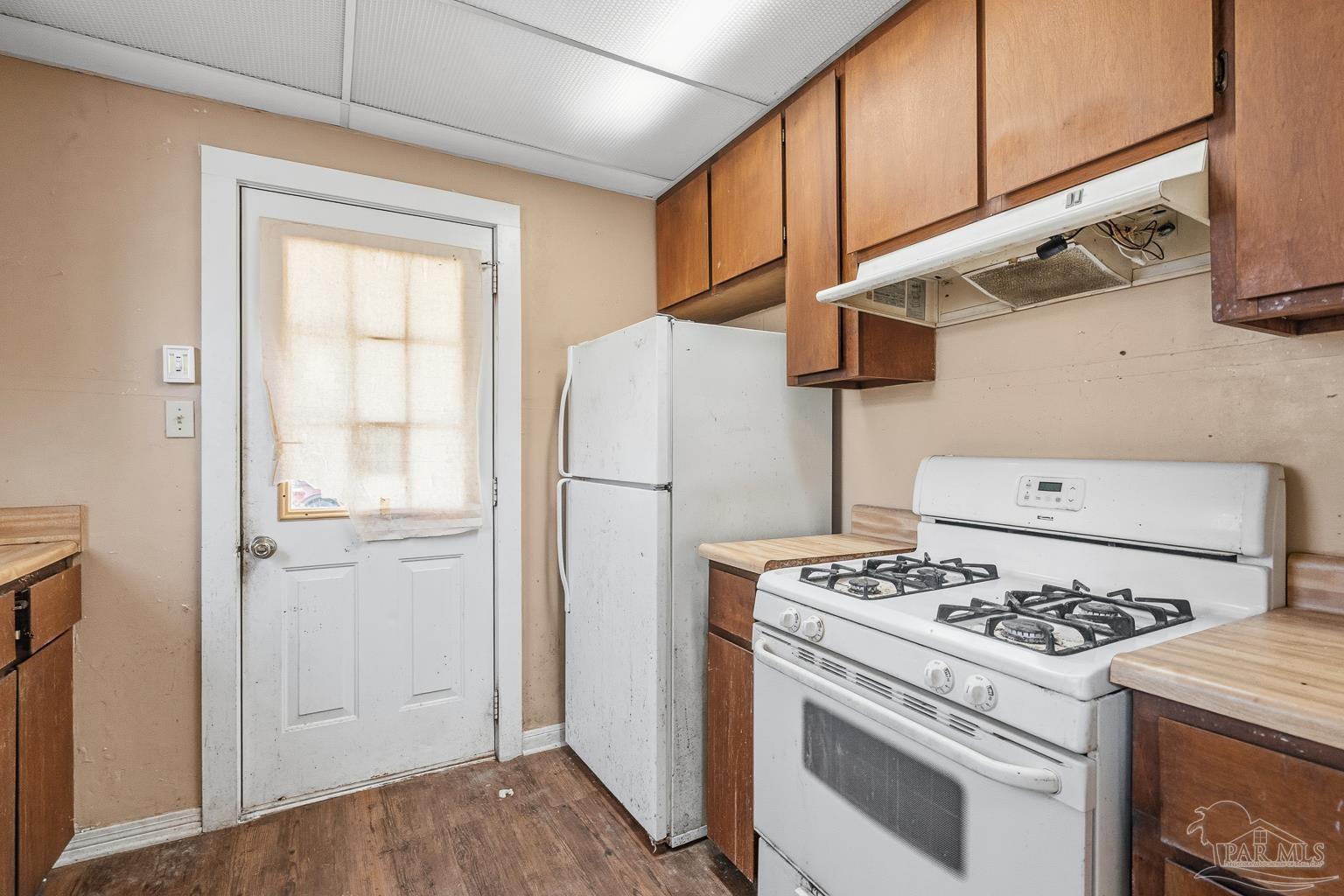 1920 North Spring Street Pensacola, FL 32501 - Photo 18 of 43 a kitchen with a stove and a refrigerator
