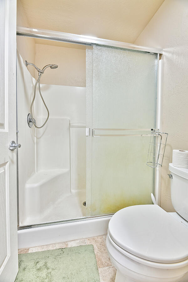 328 Live Oak Loop Central Point, OR 97502 - Photo 14 of 18 a bathroom with a toilet and a shower