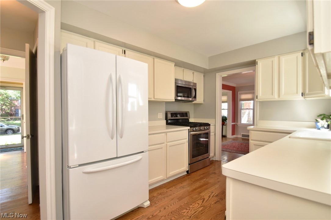 2295 Loyola Road Cleveland, OH 44118 - Photo 11 of 34