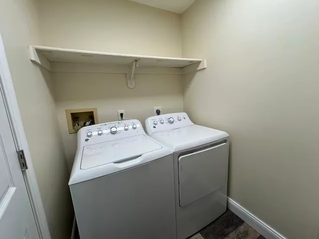 $2,100 | 1360 Brook Street, Unit D, St. Charles, IL 60174