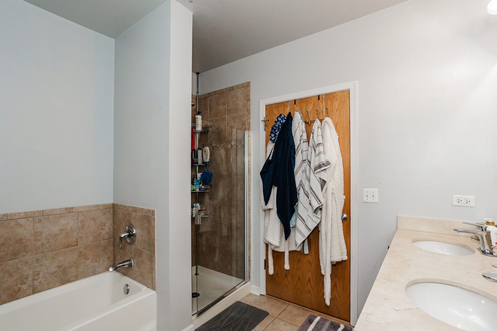 1503 South State Street, Unit 810 Chicago, IL 60605 - Photo 13 of 16 a bathroom with a tub and a shower