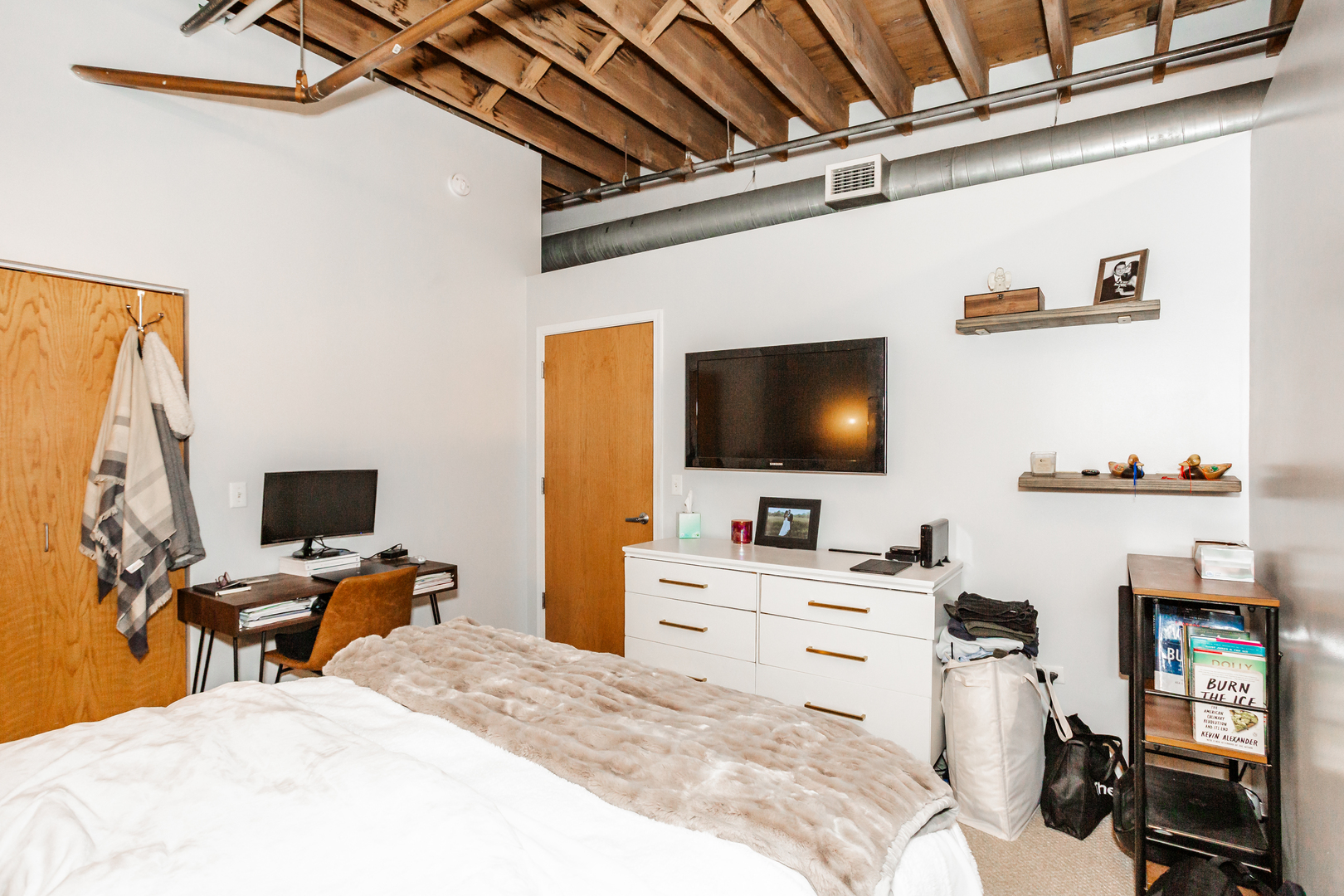 1503 South State Street, Unit 810 Chicago, IL 60605 - Photo 10 of 16 a bedroom with a workspace