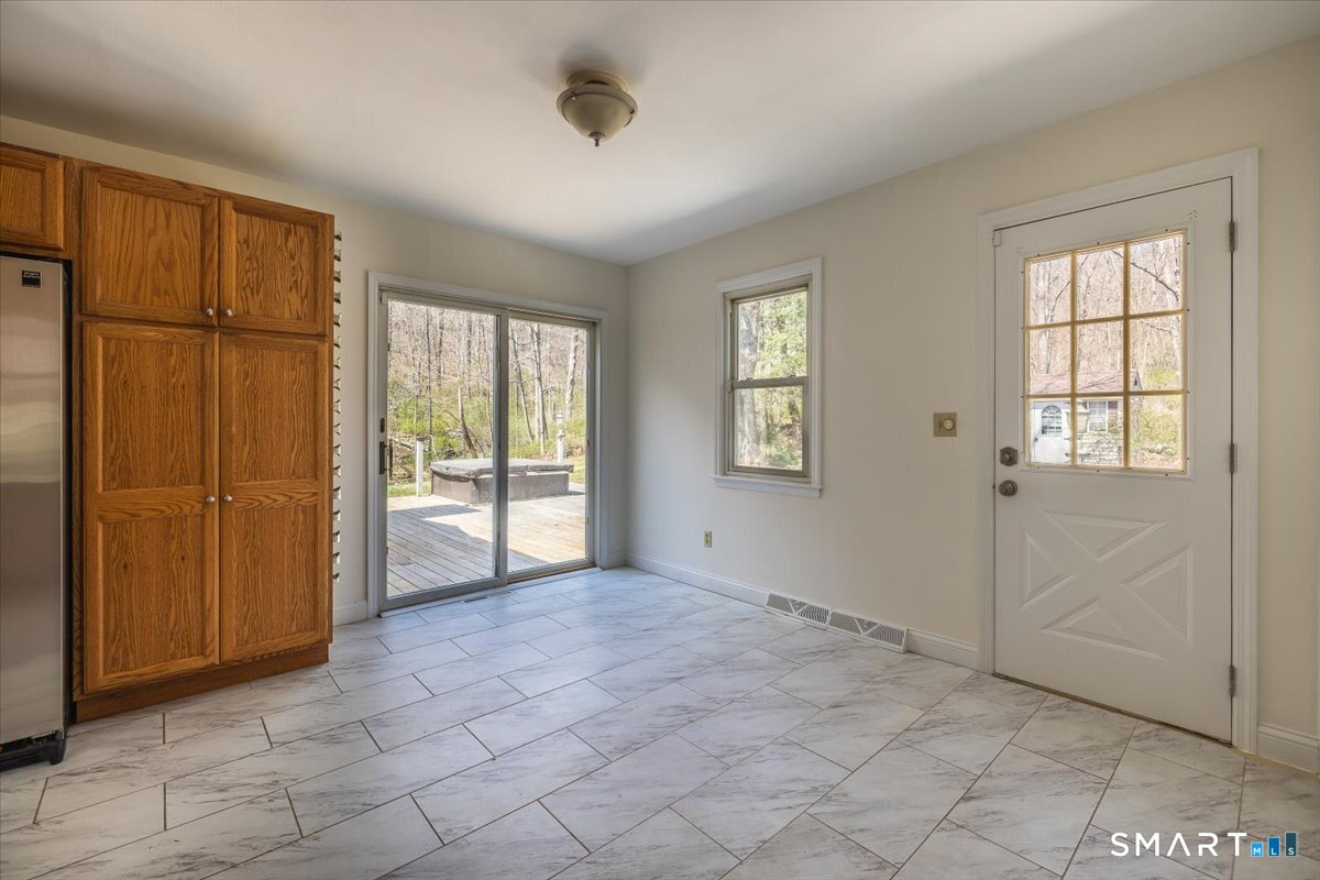 370 Quaker Farms Road Southbury, CT 06488 - Photo 12 of 35 an empty room with windows