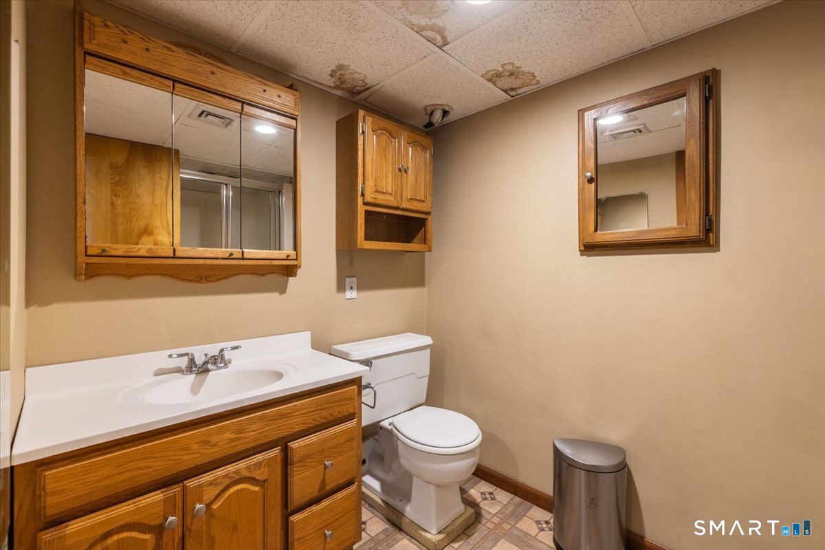 370 Quaker Farms Road Southbury, CT 06488 - Photo 29 of 35 a bathroom with a toilet sink and mirror