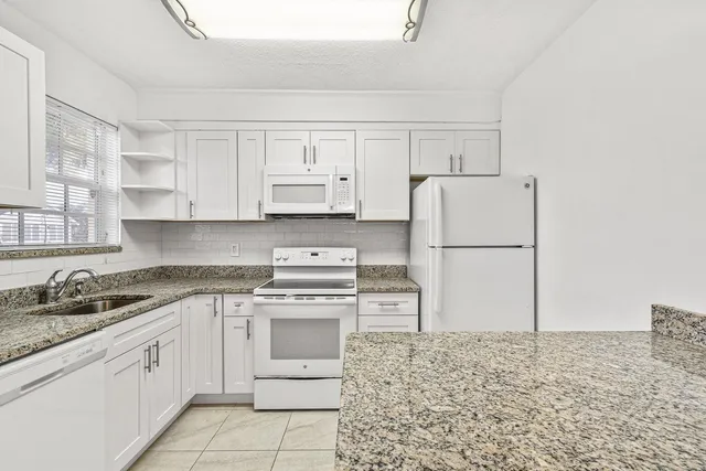 $1,825 | 101 Akron Street, Unit 101, Lake Worth Beach, FL 33461