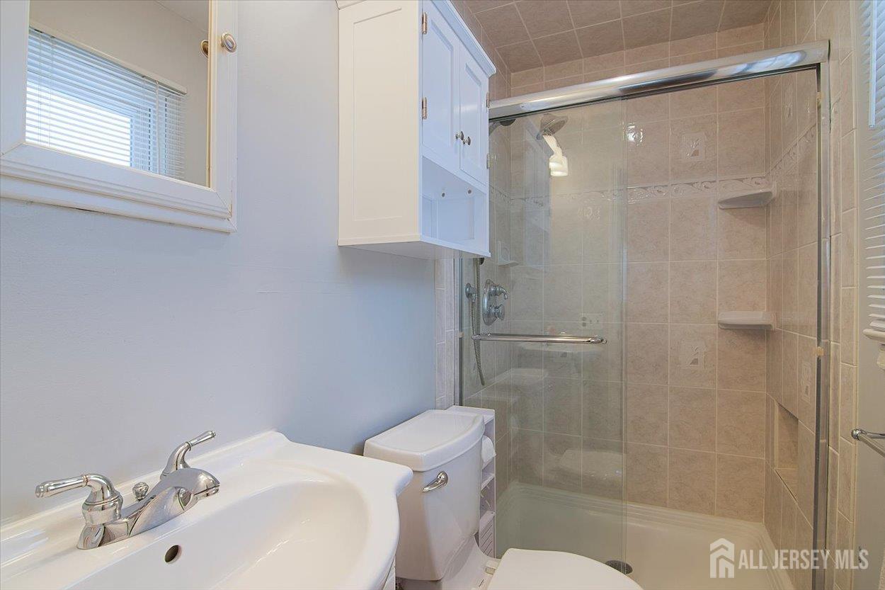 10 Elizabeth Court Edison, NJ 08817 - Photo 25 of 38