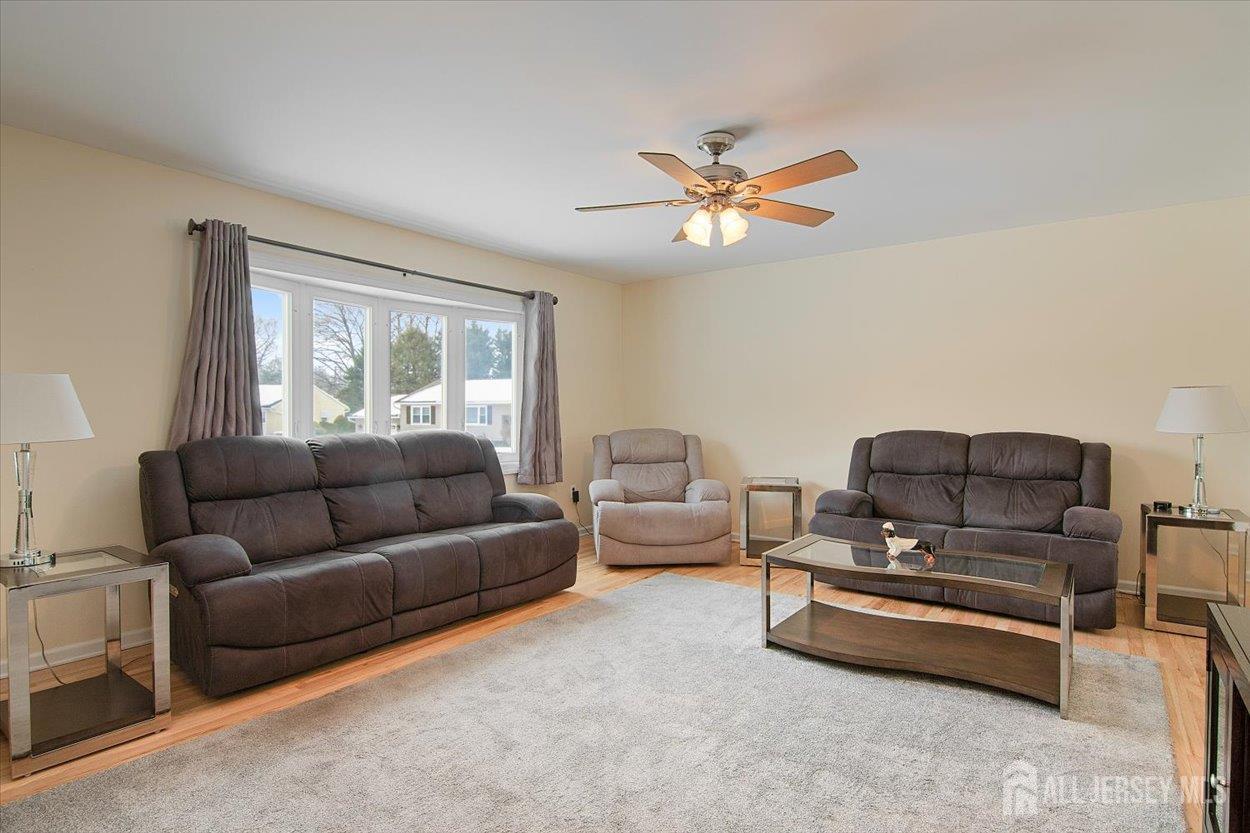 10 Elizabeth Court Edison, NJ 08817 - Photo 3 of 38