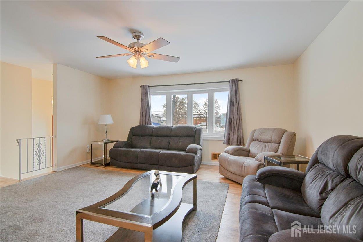 10 Elizabeth Court Edison, NJ 08817 - Photo 4 of 38