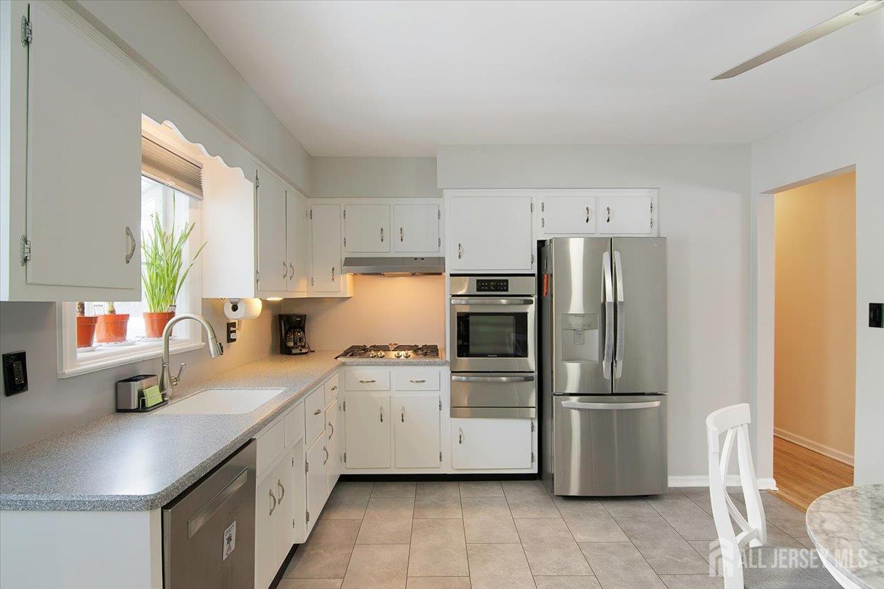 10 Elizabeth Court Edison, NJ 08817 - Photo 9 of 38