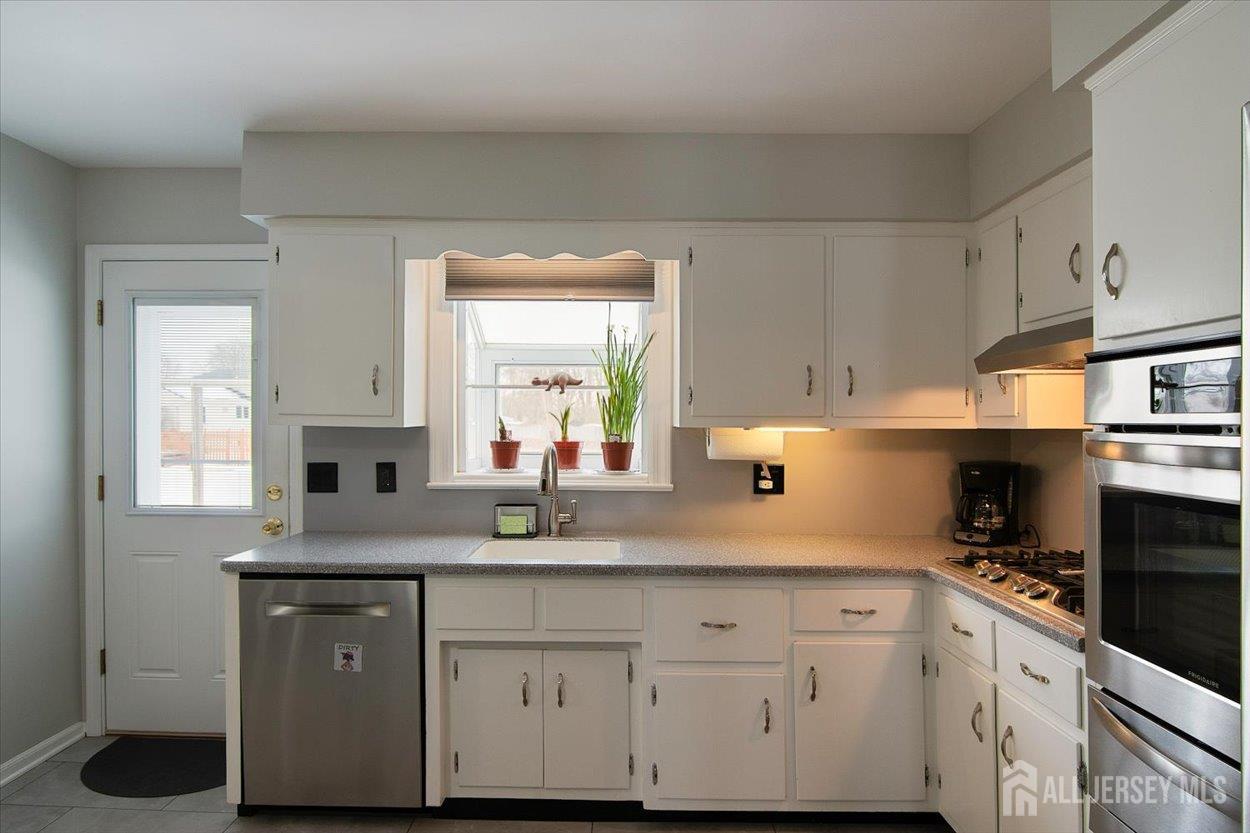 10 Elizabeth Court Edison, NJ 08817 - Photo 10 of 38